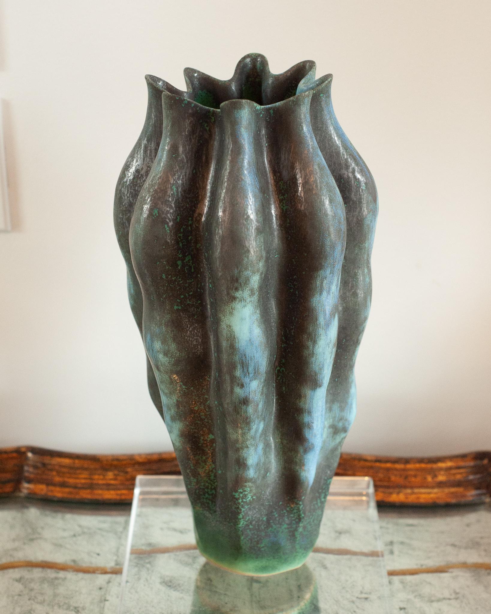 Un bellissimo vaso di grandi dimensioni smaltato di verde e metallizzato, creato applicando smalti reattivi stratificati su porcellana fine. Il perfetto vaso scultoreo di grandi dimensioni, splendido con o senza fiori.