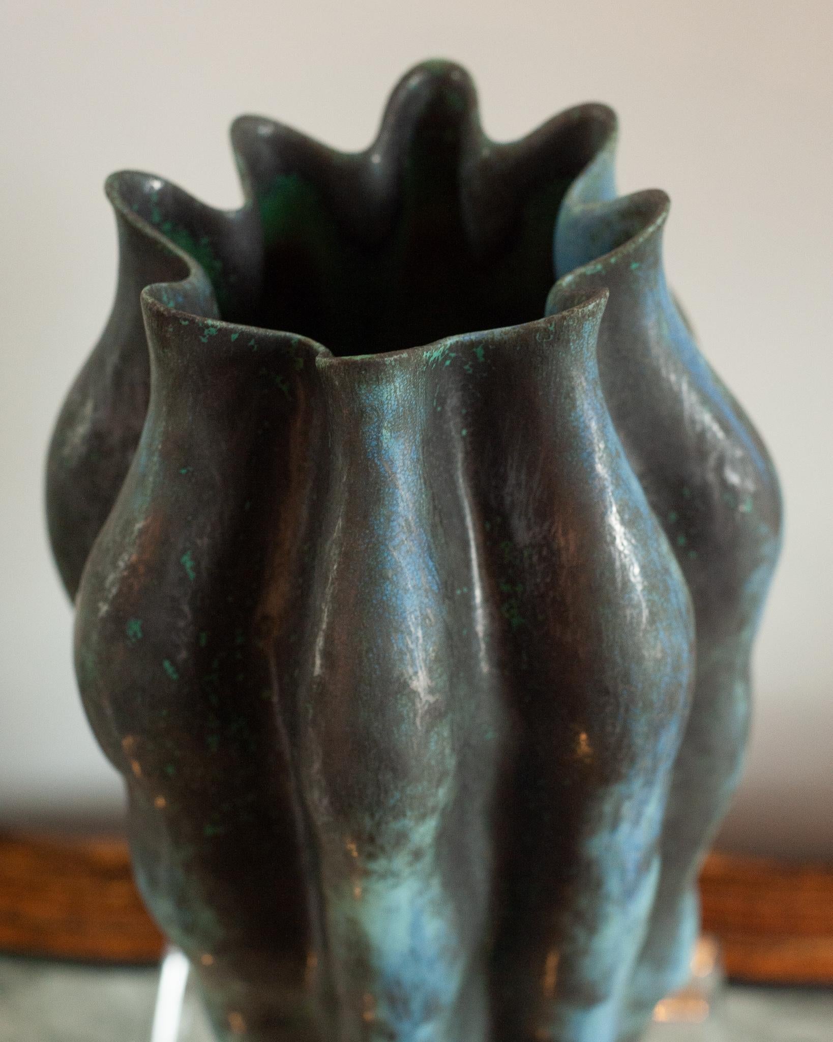 Zeitgenssische groe Vase aus grnem und metallisch glasiertem Porzellan (Portugiesisch) im Angebot