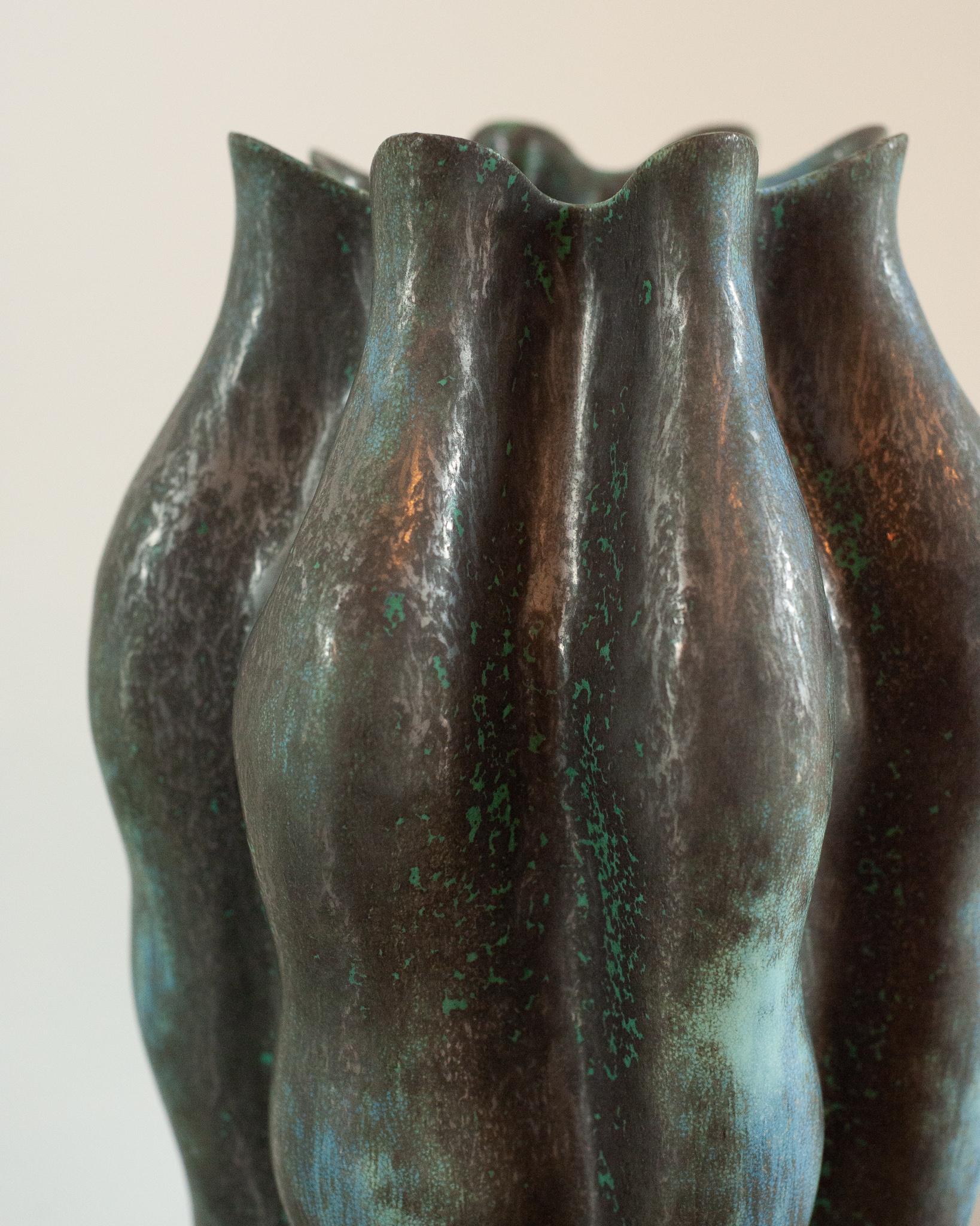 Zeitgenssische groe Vase aus grnem und metallisch glasiertem Porzellan (Glasiert) im Angebot