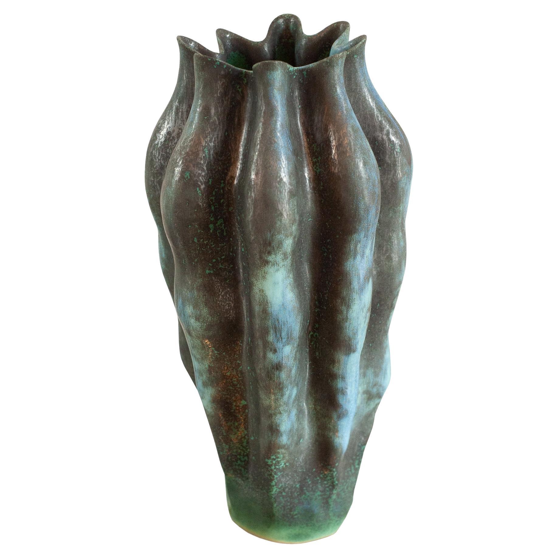 Zeitgenssische groe Vase aus grnem und metallisch glasiertem Porzellan im Angebot