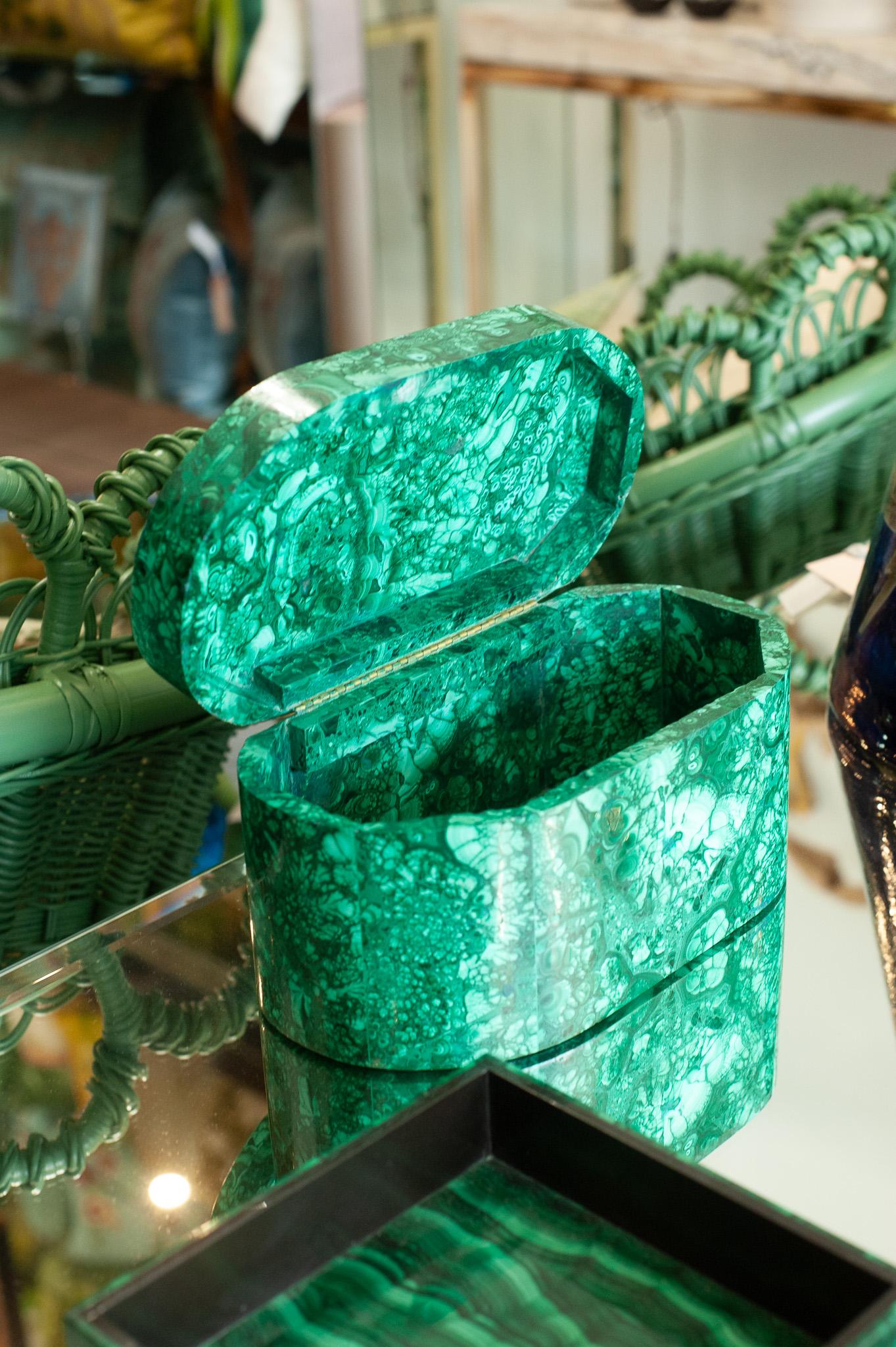 Contemporary Large Green Oval Malachite Stone Box mit Scharnierdeckel (Französisch)
