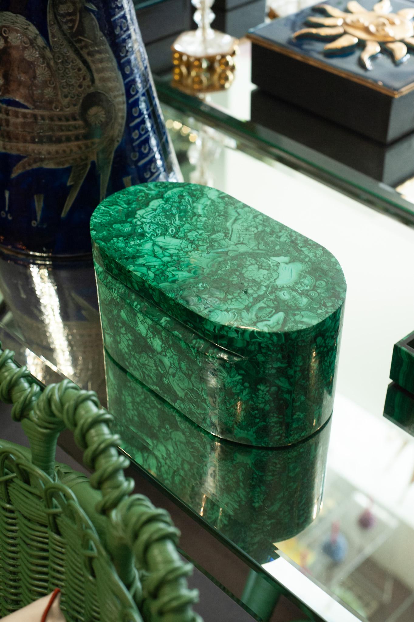 Contemporary Large Green Oval Malachite Stone Box mit Scharnierdeckel im Zustand „Neu“ in Toronto, ON