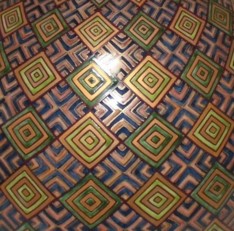 Extraordinario jarrón contemporáneo de porcelana japonesa de gran tamaño que presenta una fascinante y detallada progresión geométrica pintada a mano en un impresionante azul intenso, dos tonos de verde y oro, una obra maestra del aclamado y