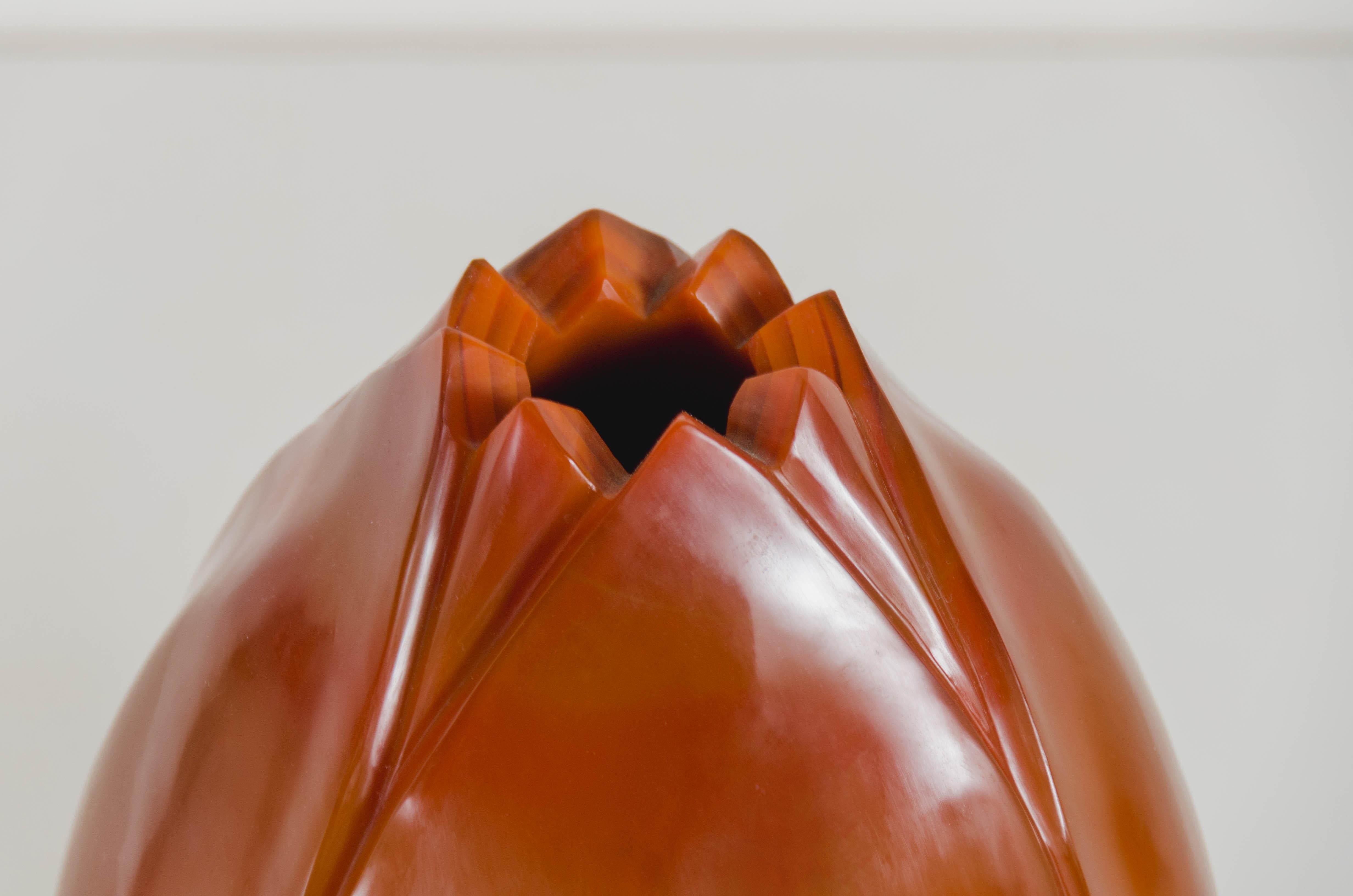 Intagliato a mano Vaso grande contemporaneo a forma di bocciolo di loto in vetro di Mila Peking di Robert Kuo in vendita