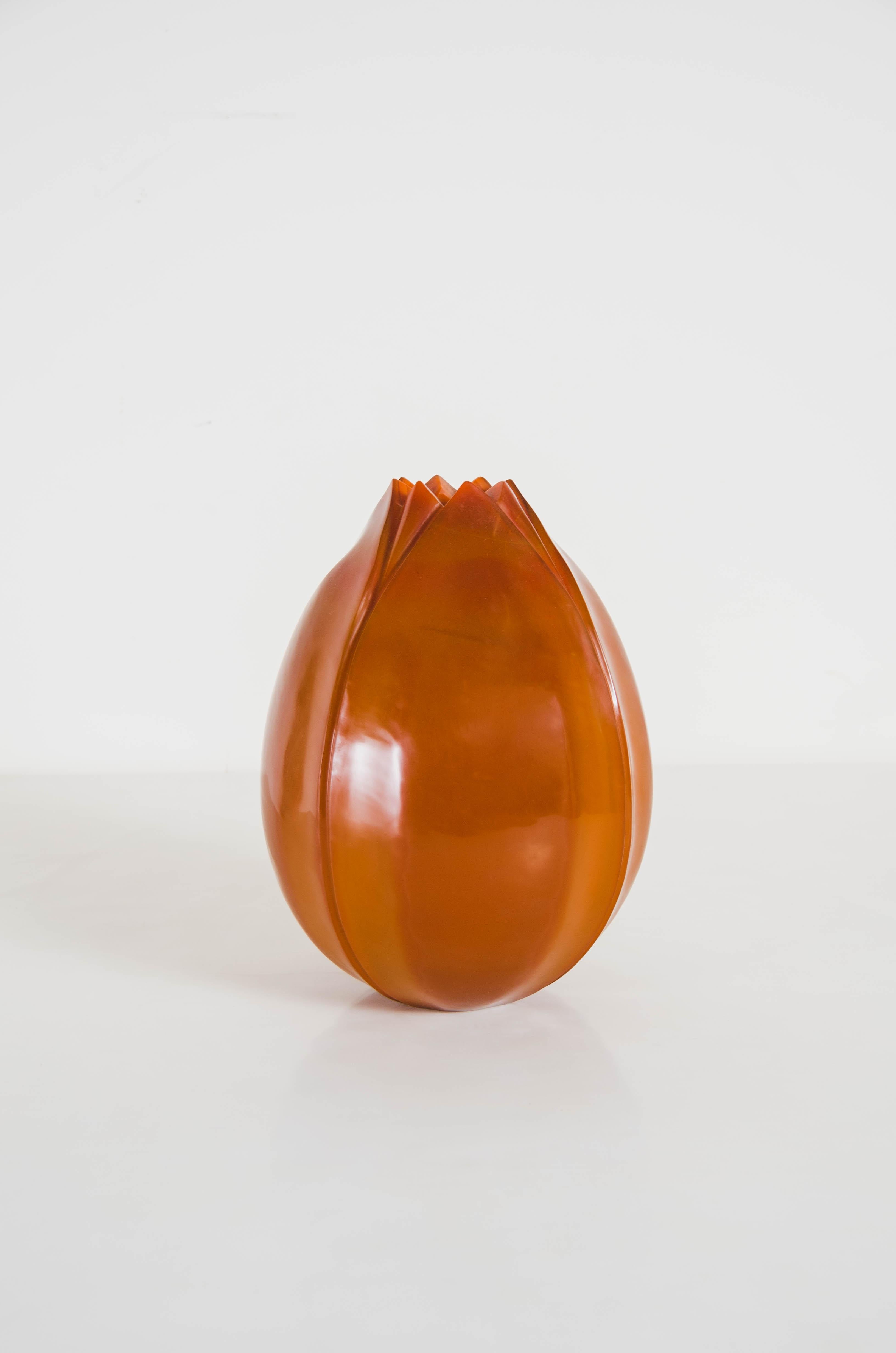 Vaso grande contemporaneo a forma di bocciolo di loto in vetro di Mila Peking di Robert Kuo In condizioni Nuovo in vendita a Los Angeles, CA