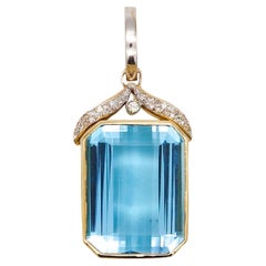 Grand pendentif contemporain en or 18Kt avec 72.06 Ctw en aigue-marine et diamants