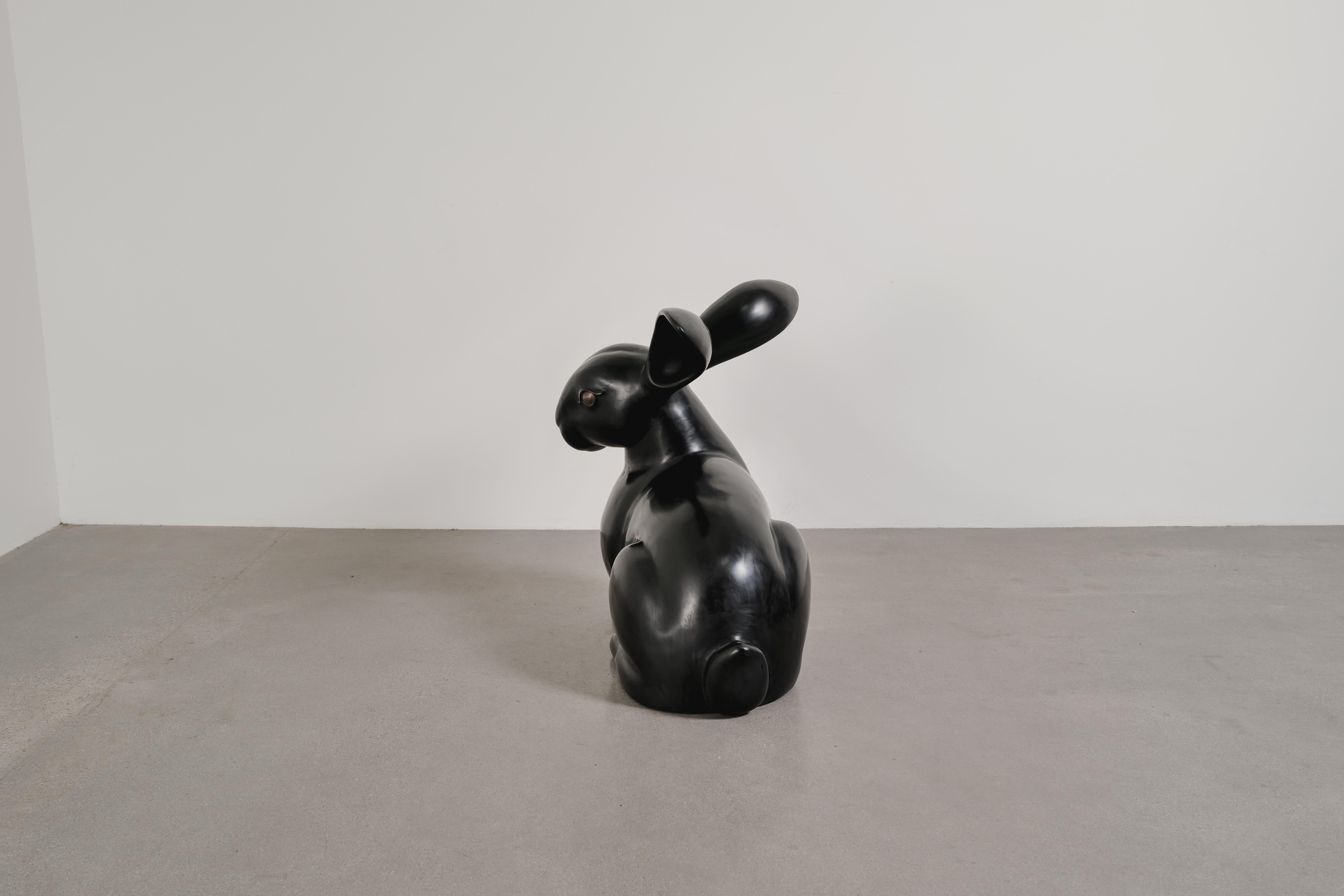 Escultura contemporánea de conejo grande en laca negra de Robert Kuo, Limited Repujado en venta