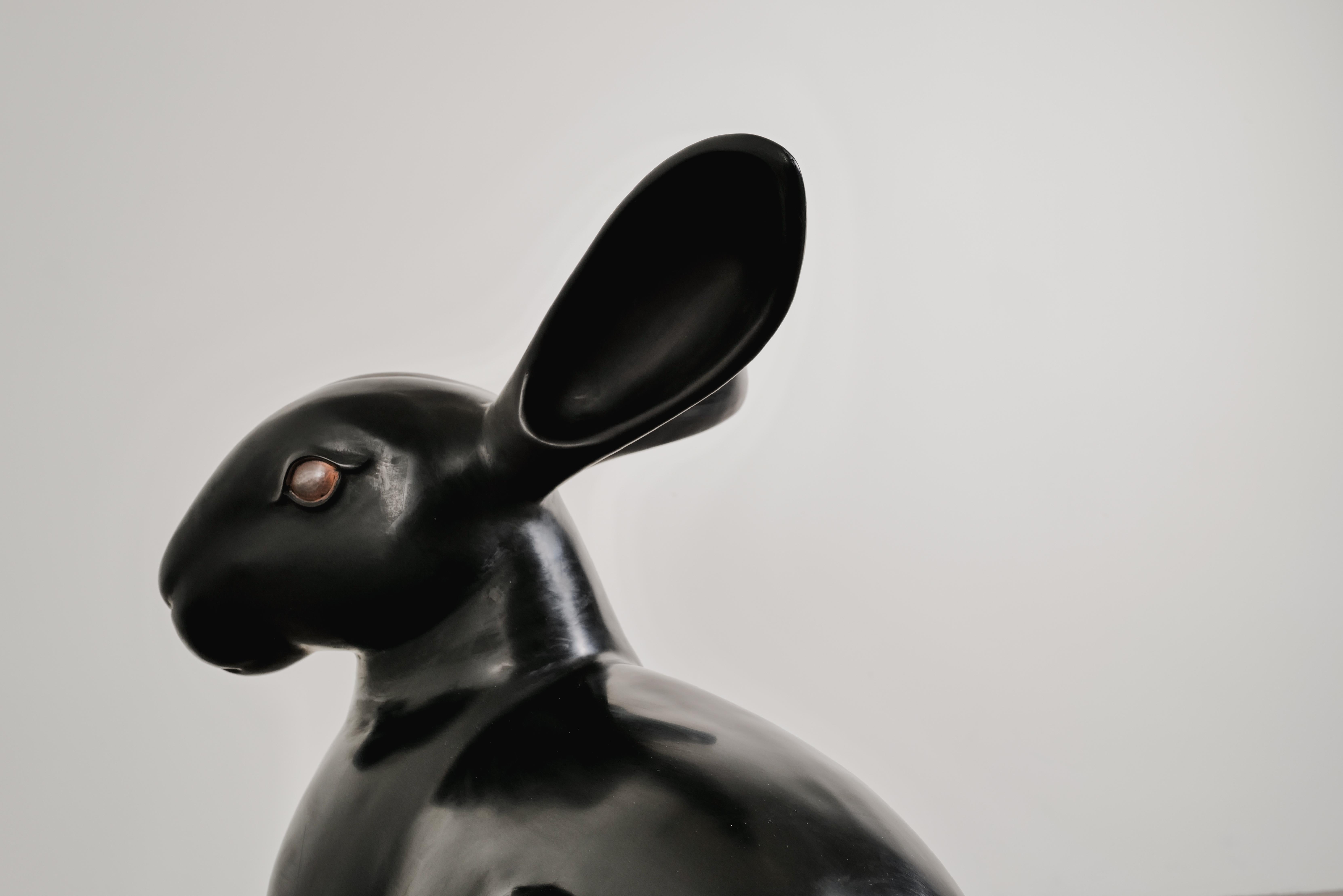Escultura contemporánea de conejo grande en laca negra de Robert Kuo, Limited en Nuevo estado para la venta en Los Angeles, CA