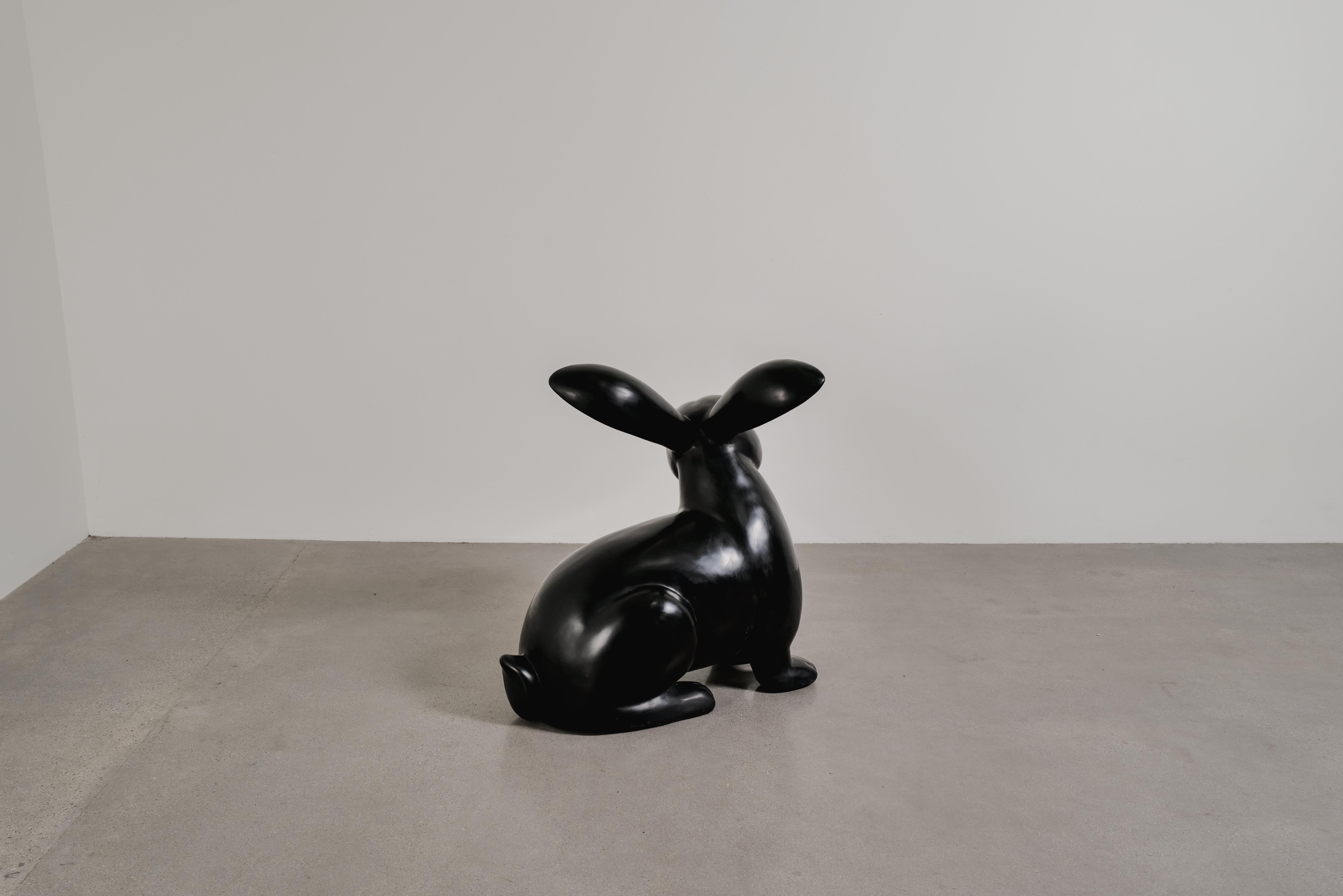 Escultura contemporánea de conejo grande en laca negra de Robert Kuo, Limited Siglo XXI y contemporáneo en venta