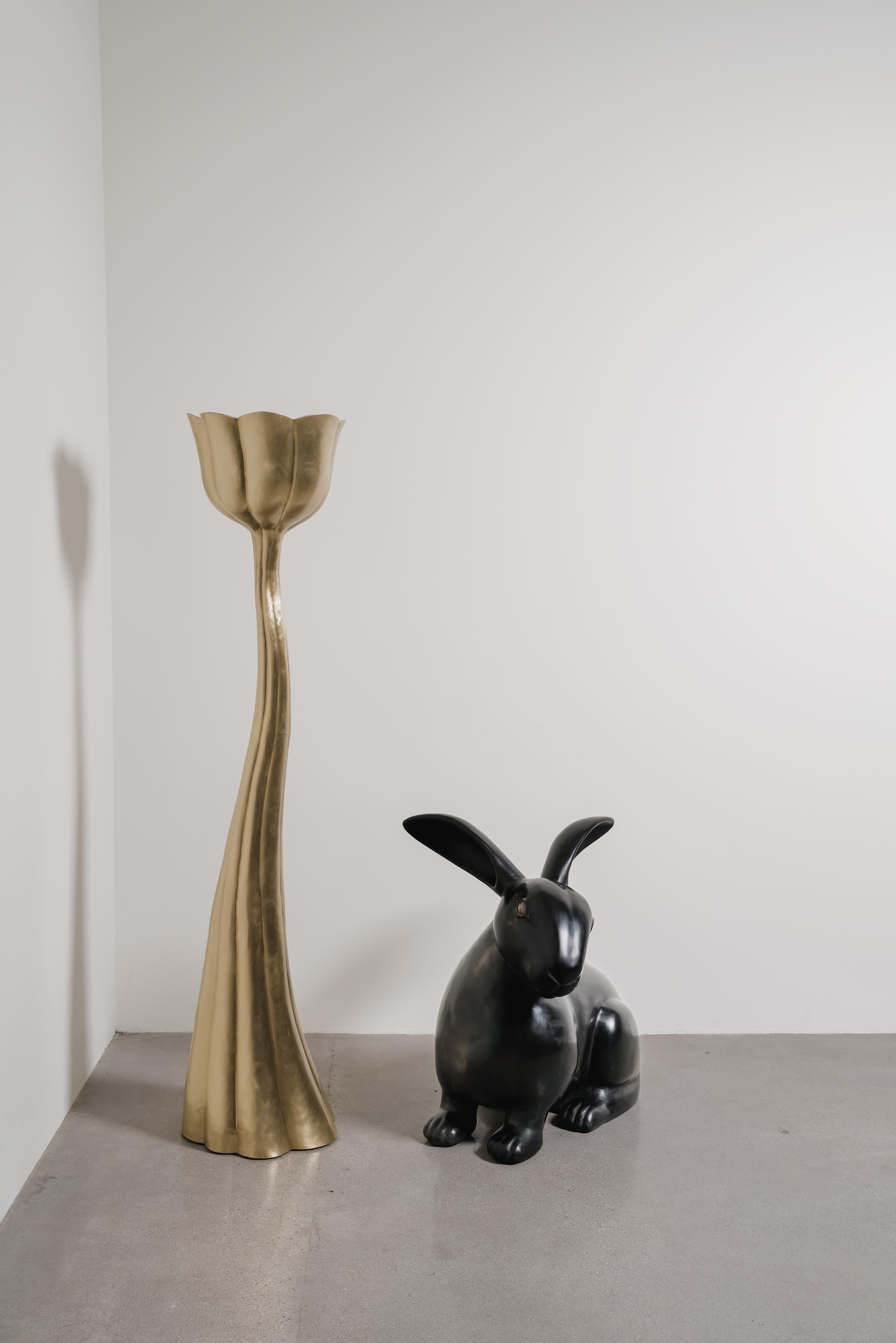 Escultura contemporánea de conejo grande en laca negra de Robert Kuo, Limited en venta 1