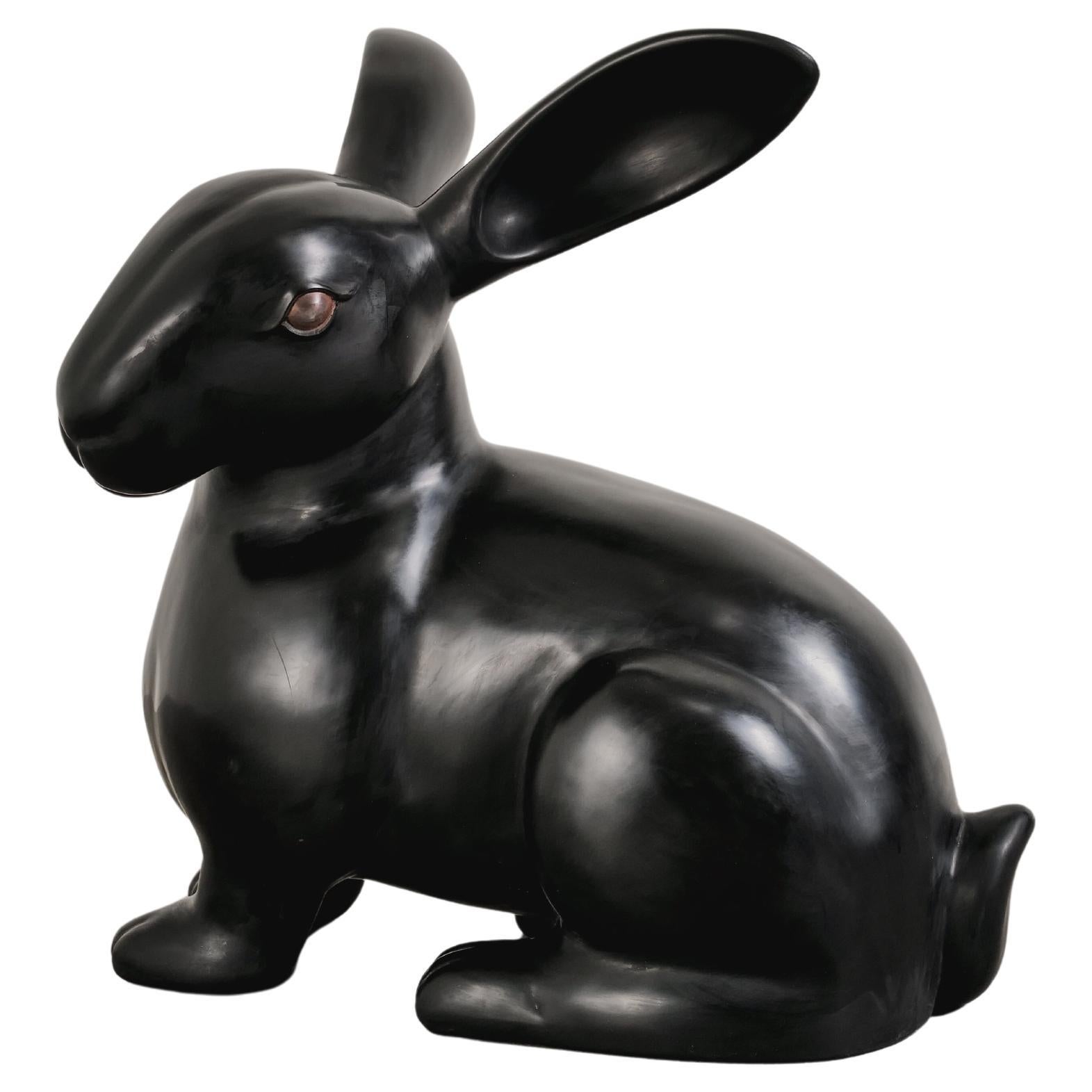 Escultura contemporánea de conejo grande en laca negra de Robert Kuo, Limited