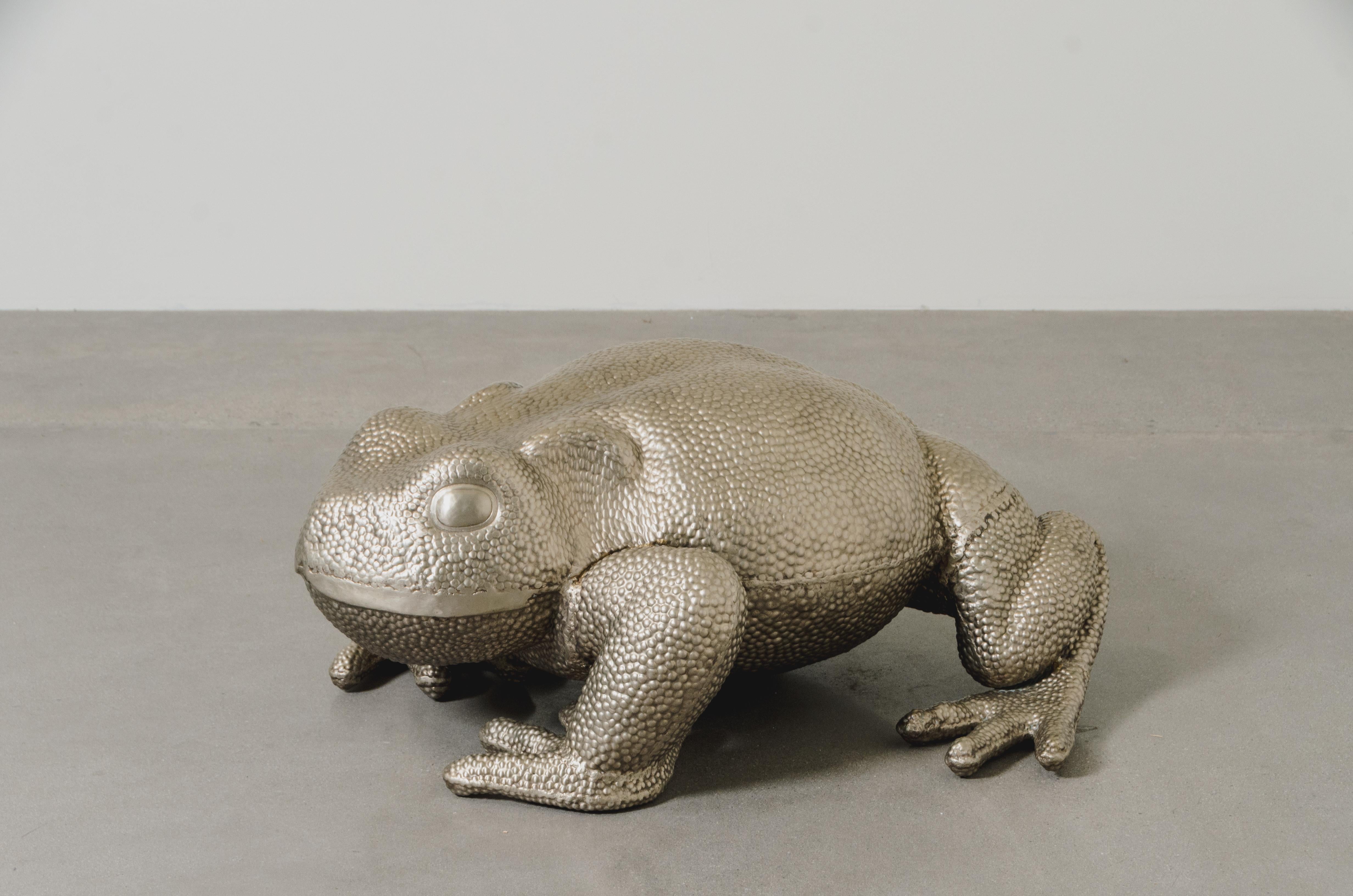Escultura contemporánea de sapo repoussé grande en bronce blanco de Robert Kuo Repujado en venta