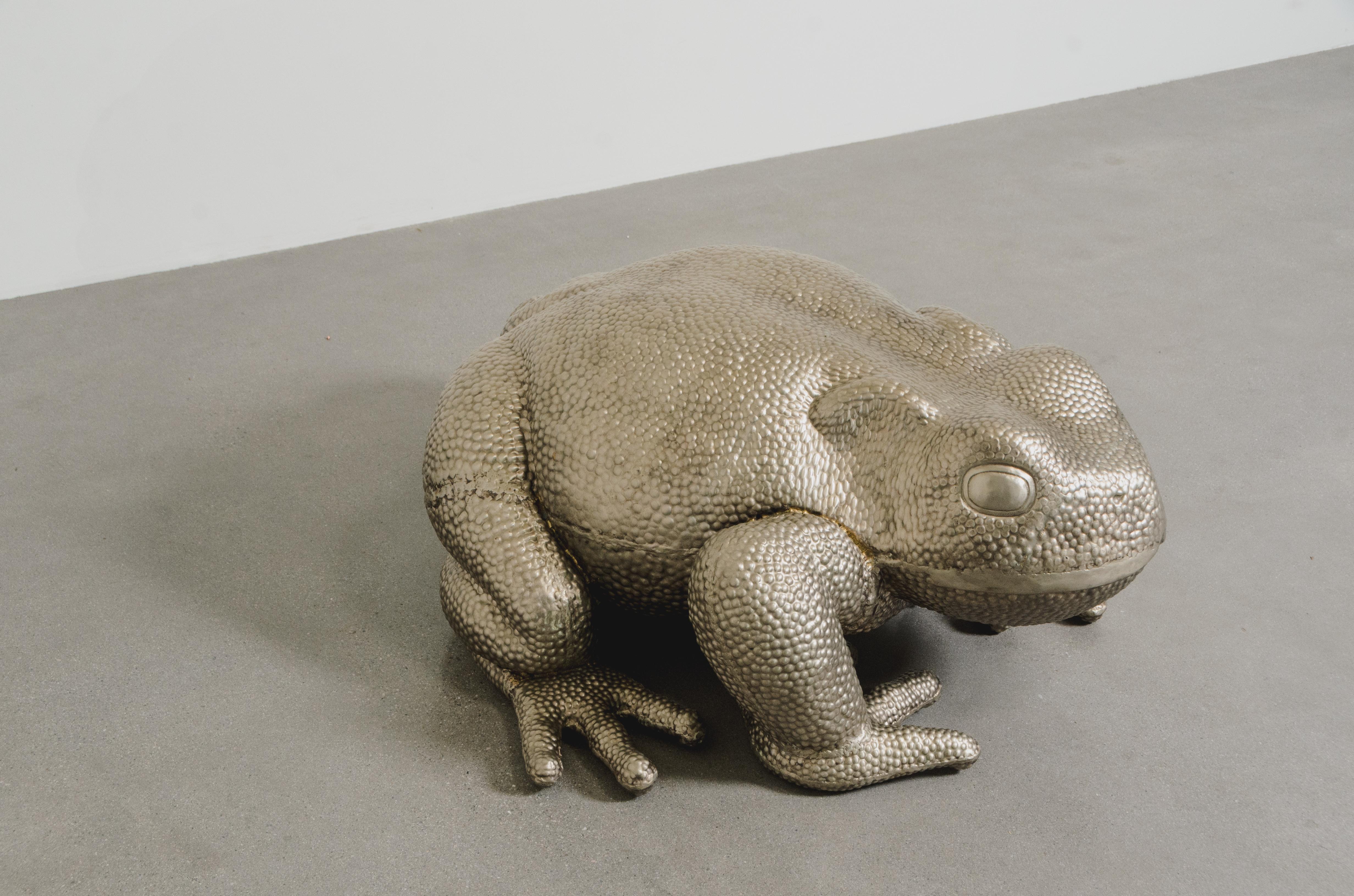 Escultura contemporánea de sapo repoussé grande en bronce blanco de Robert Kuo en Nuevo estado para la venta en Los Angeles, CA
