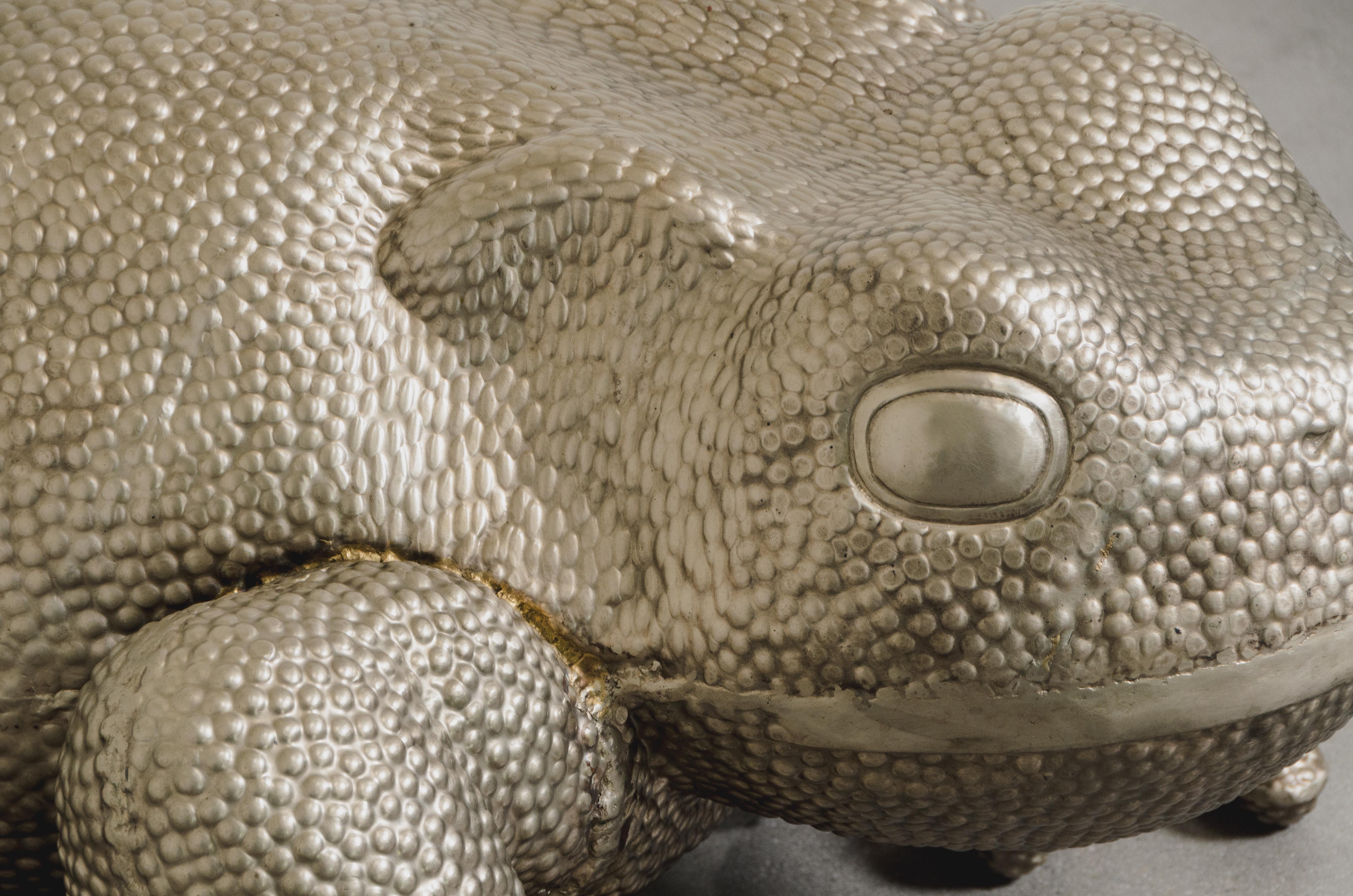 Escultura contemporánea de sapo repoussé grande en bronce blanco de Robert Kuo Siglo XXI y contemporáneo en venta