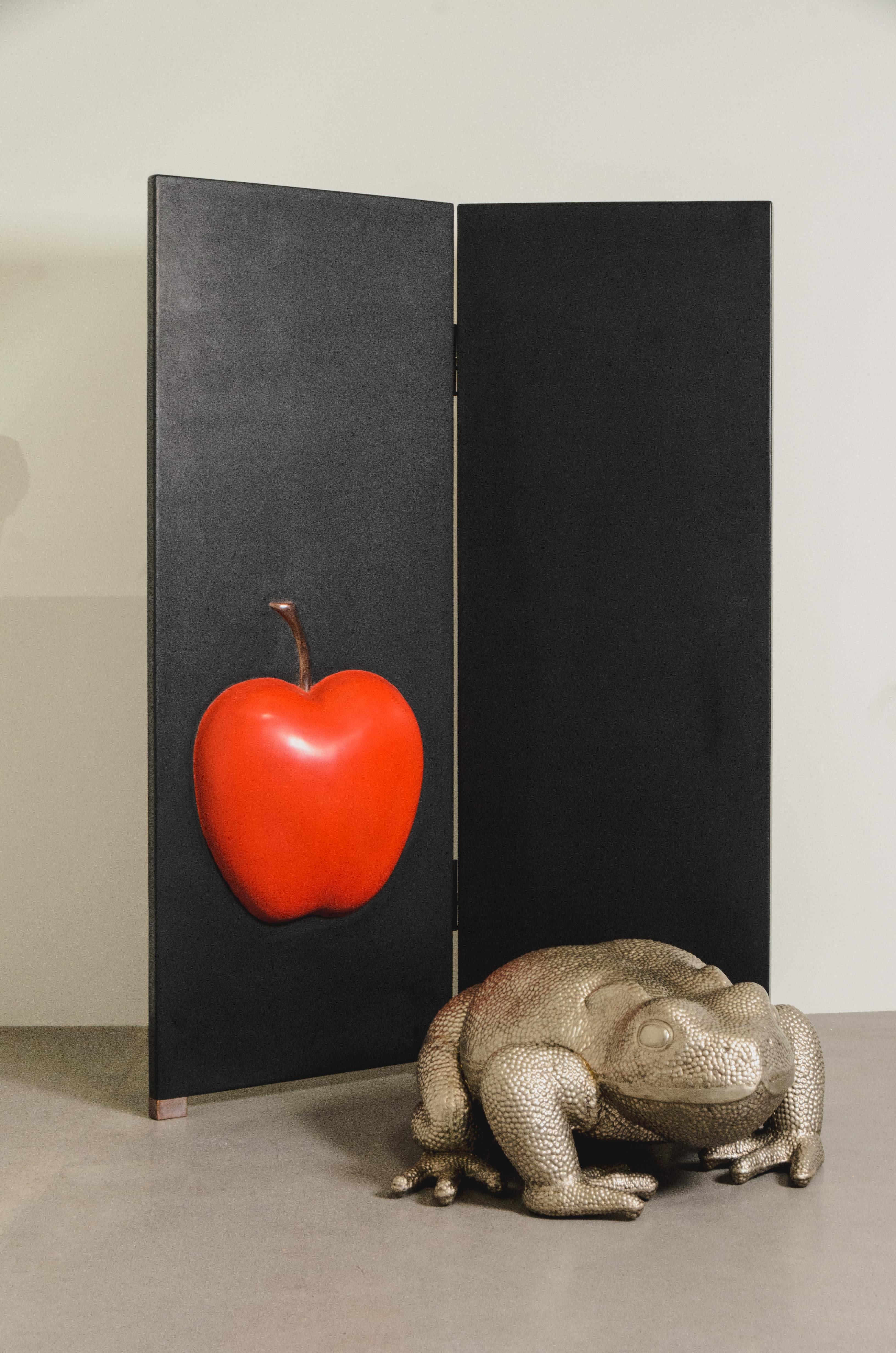 Escultura contemporánea de sapo repoussé grande en bronce blanco de Robert Kuo en venta 1
