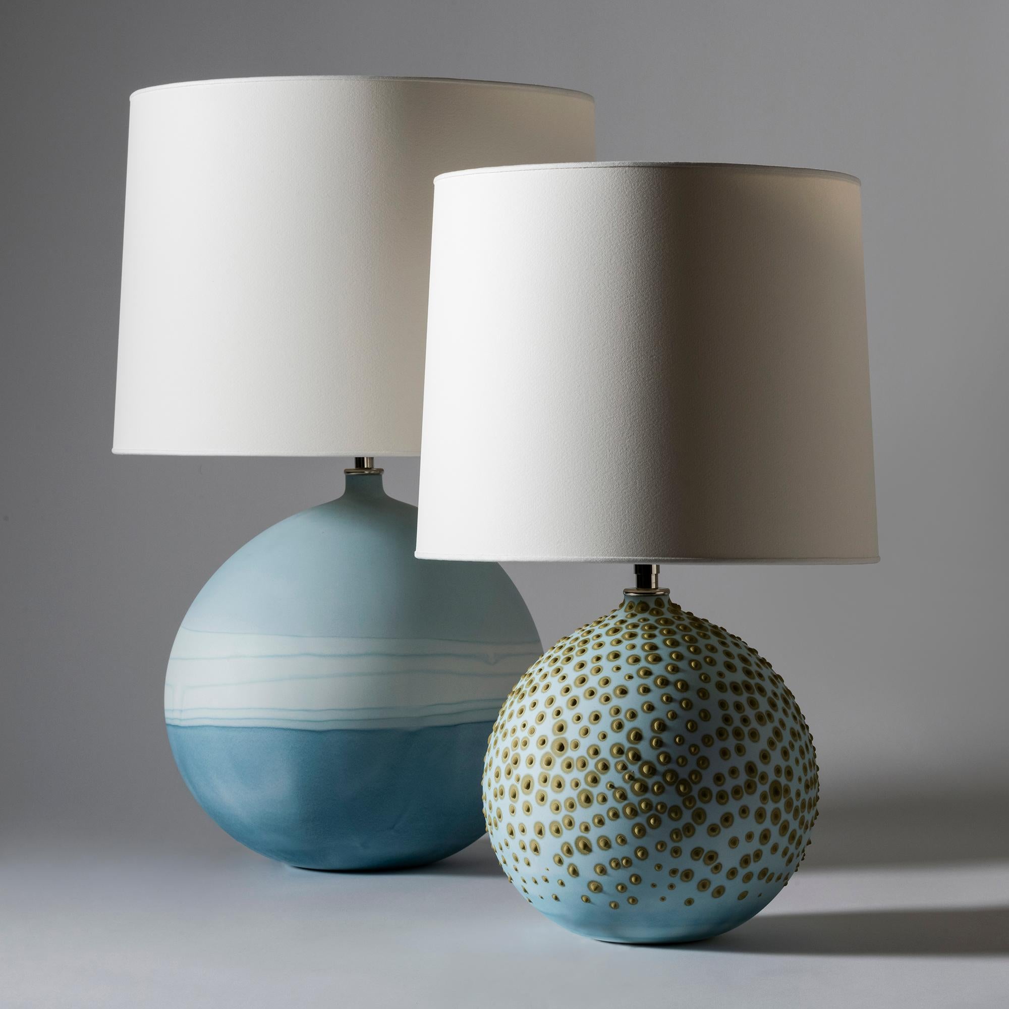 Grande lampe de bureau ronde contemporaine Jupiter à ombre bleue d'Elyse Graham en vente 2
