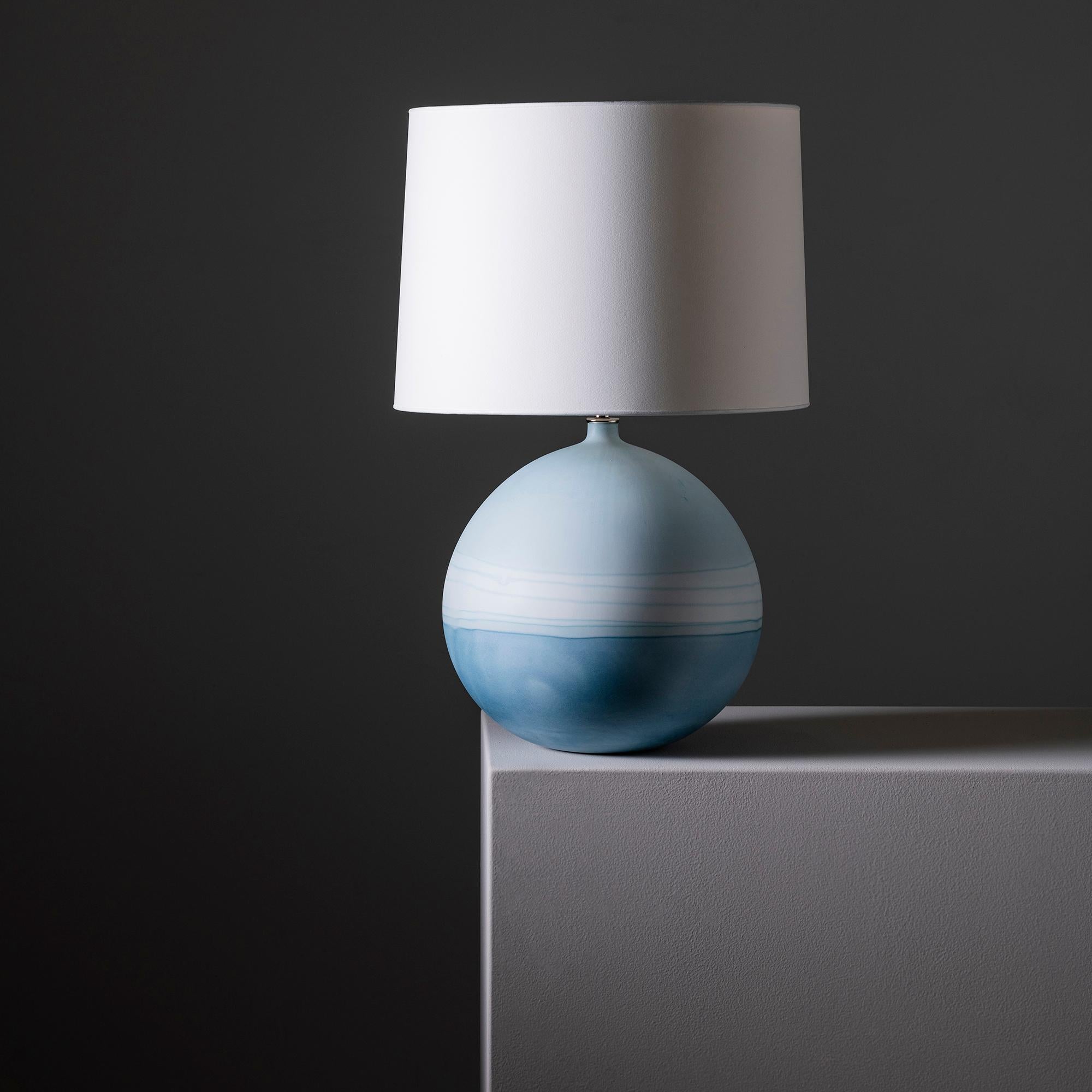 Organique Grande lampe de bureau ronde contemporaine Jupiter à ombre bleue d'Elyse Graham en vente