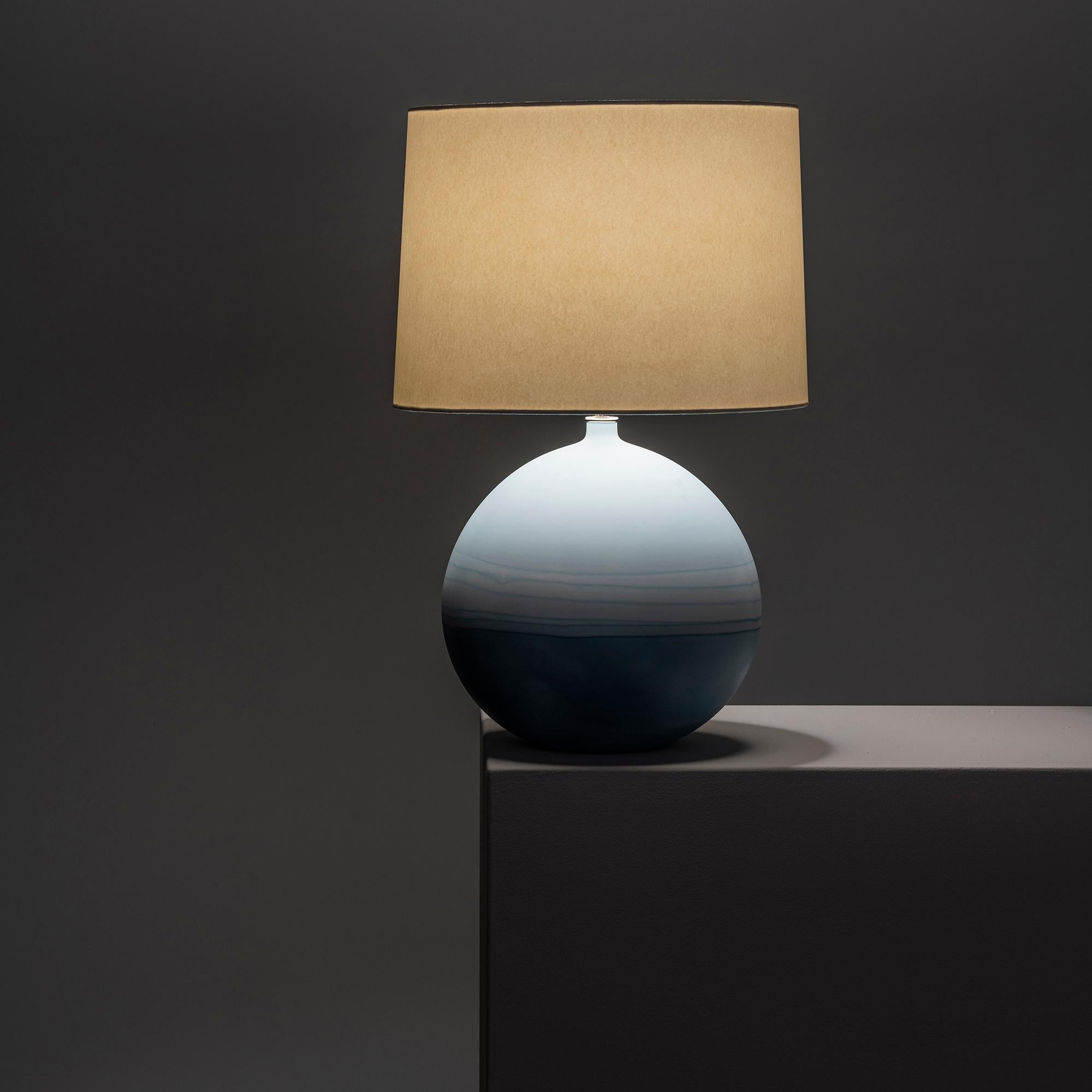 Américain Grande lampe de bureau ronde contemporaine Jupiter à ombre bleue d'Elyse Graham en vente