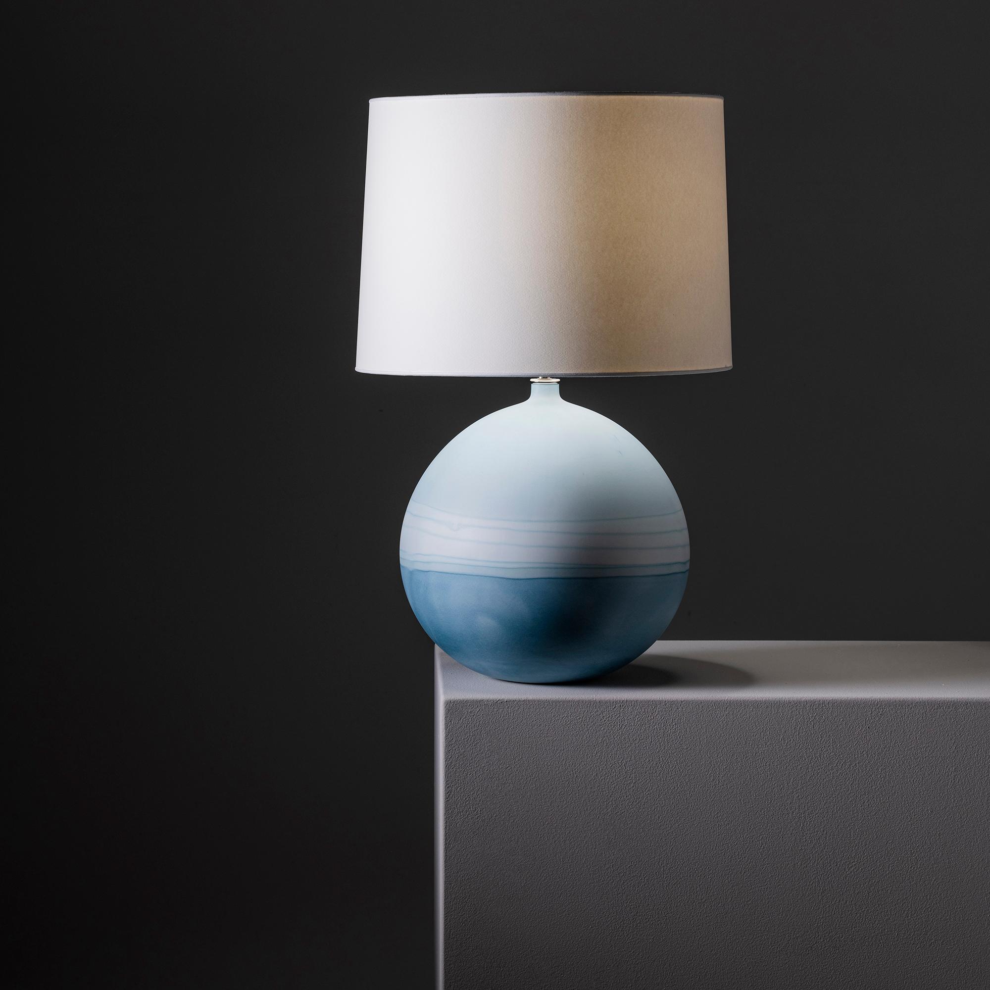 Moulage Grande lampe de bureau ronde contemporaine Jupiter à ombre bleue d'Elyse Graham en vente