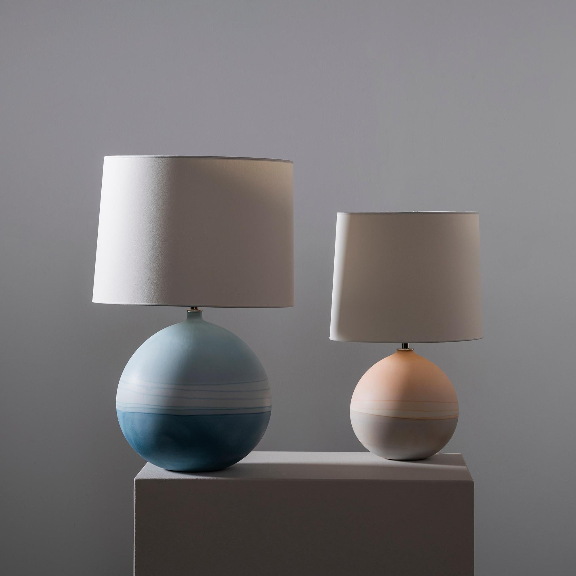 XXIe siècle et contemporain Grande lampe de bureau ronde contemporaine Jupiter à ombre bleue d'Elyse Graham en vente