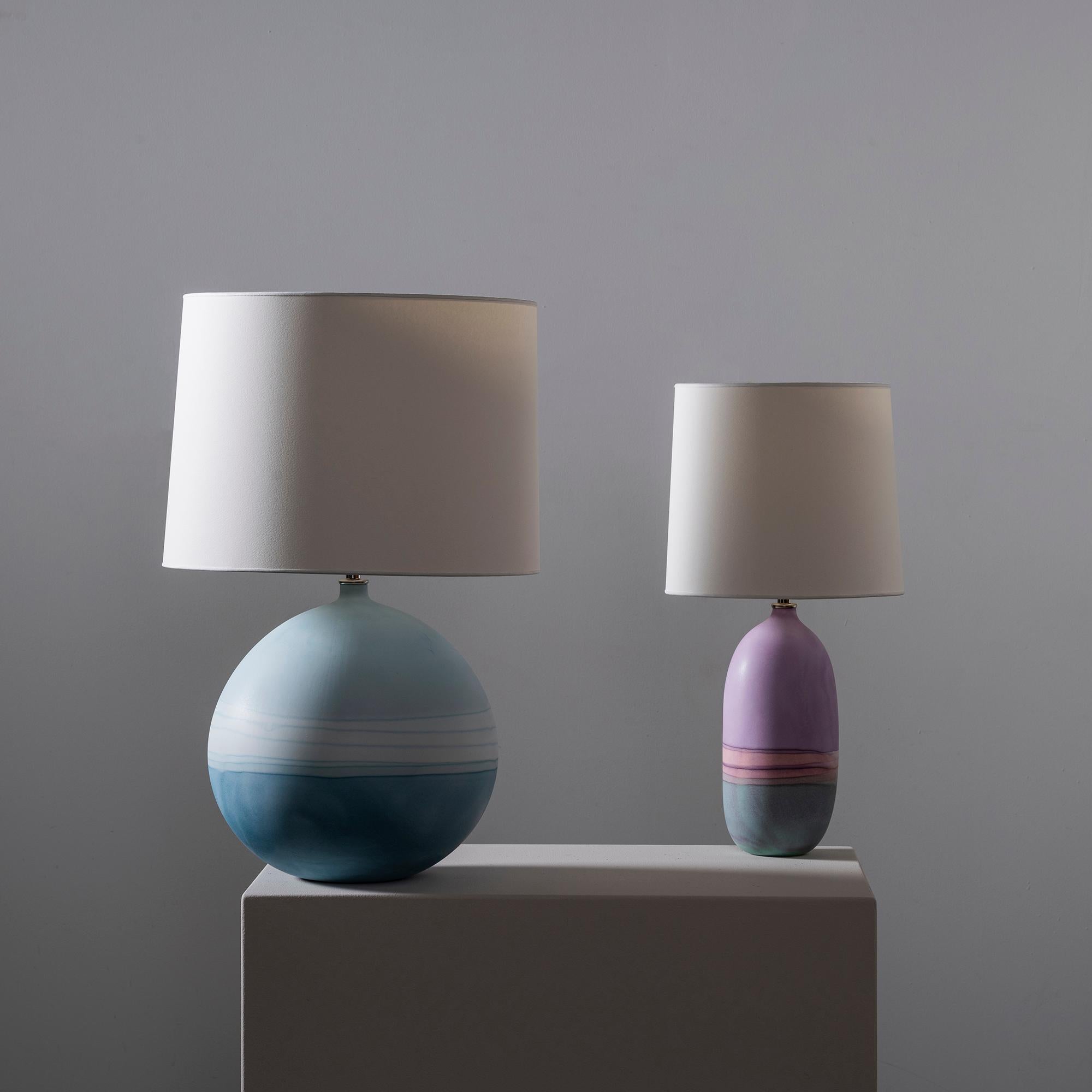 Résine Grande lampe de bureau ronde contemporaine Jupiter à ombre bleue d'Elyse Graham en vente
