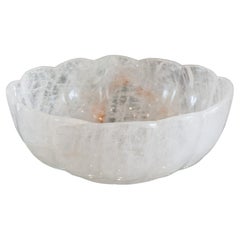 Grande coupe ovale festonnée contemporaine en cristal de roche avec pied