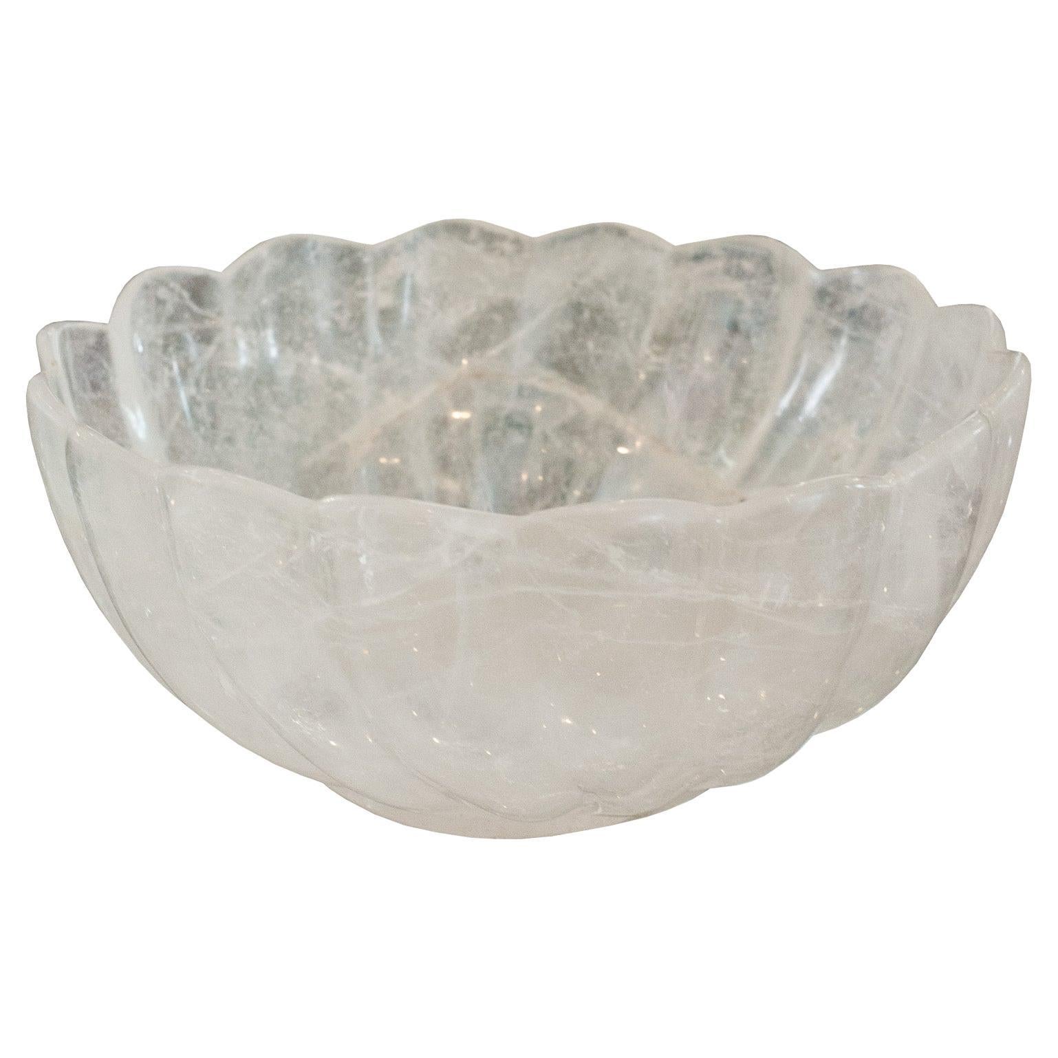 Coupe contemporaine à pied en cristal de roche festonné de grande taille