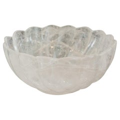 Coupe contemporaine à pied en cristal de roche festonné de grande taille