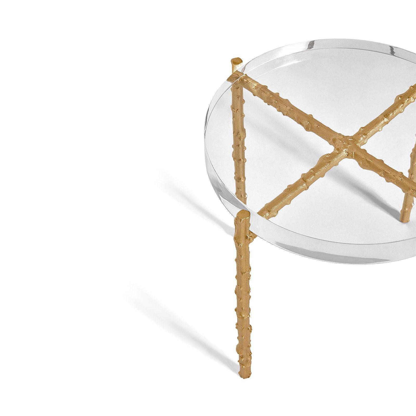 Moderne Grande table d'appoint contemporaine avec plateau en cristal acrylique et pieds en laiton en vente
