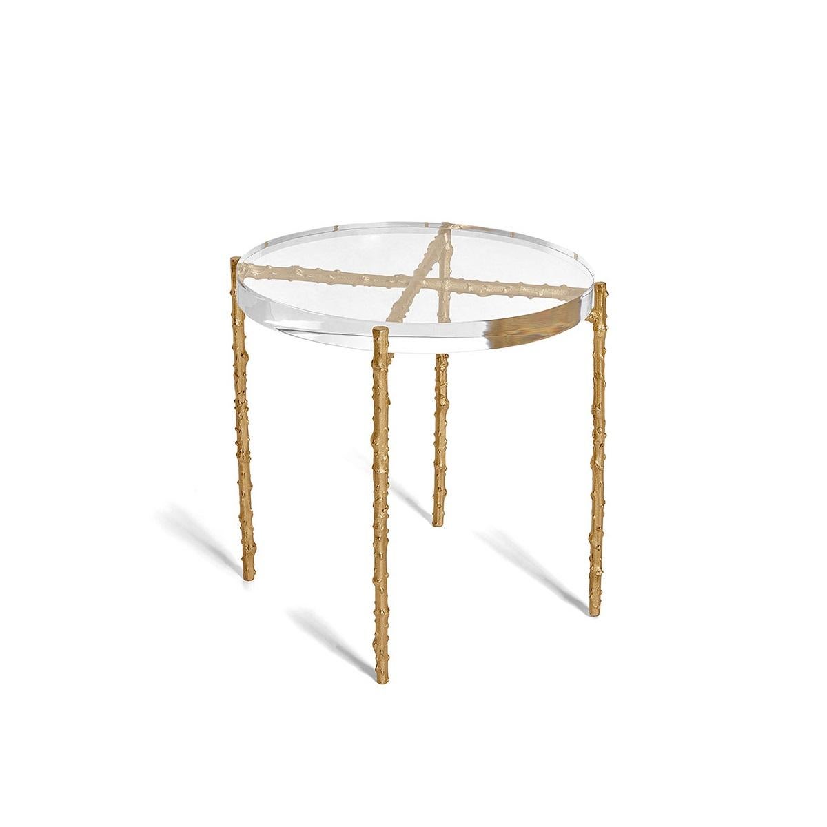 Fait main Grande table d'appoint contemporaine avec plateau en cristal acrylique et pieds en laiton en vente