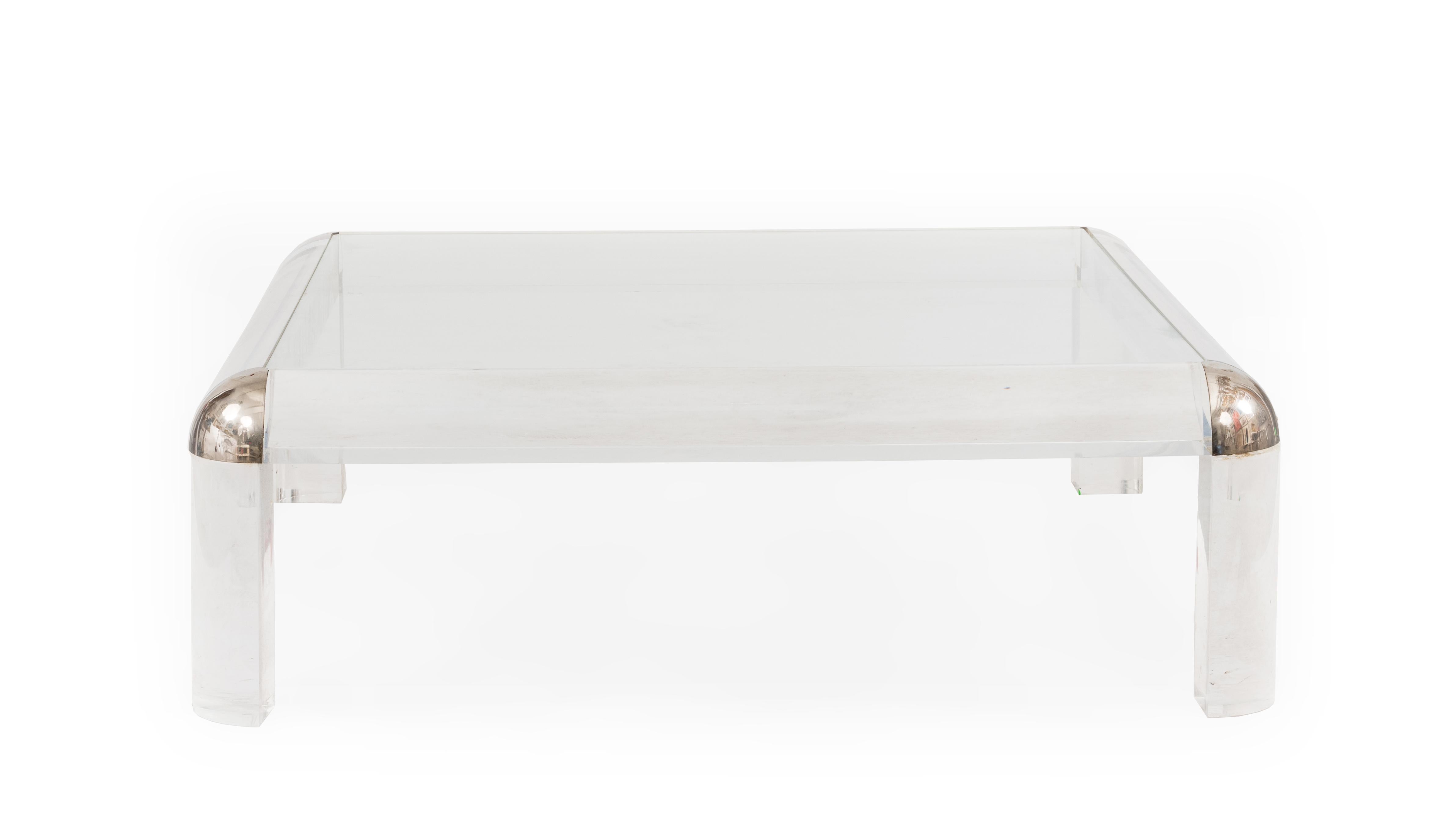 Grande table basse contemporaine carrée en Lucite avec un plateau en verre et des coins arrondis en métal argenté. Dans le style de Charles Hollis Jones. 



 