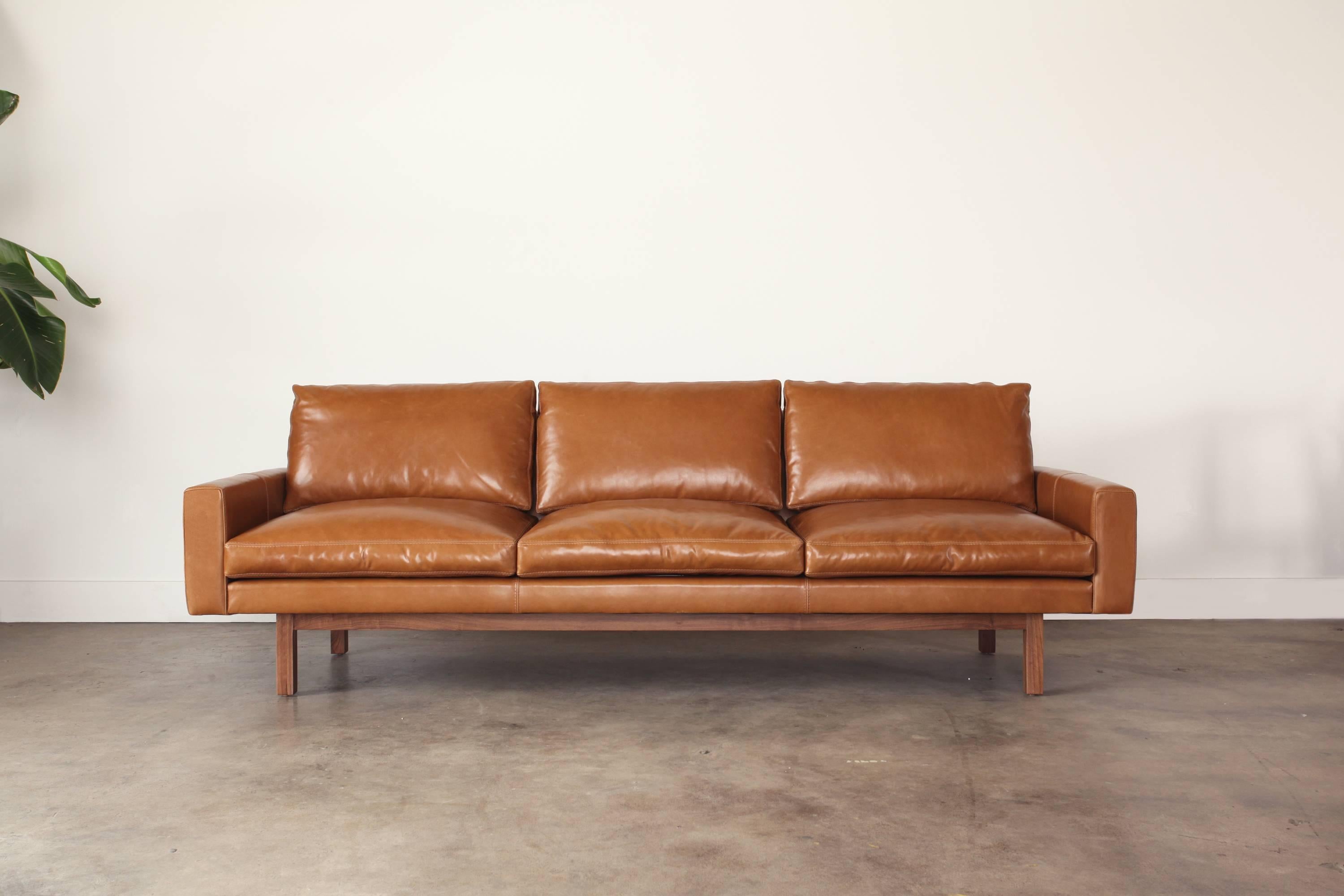 Zeitgenössisches großes Standard-Sofa aus schwarzem Leder mit Messingfuß im Angebot 2