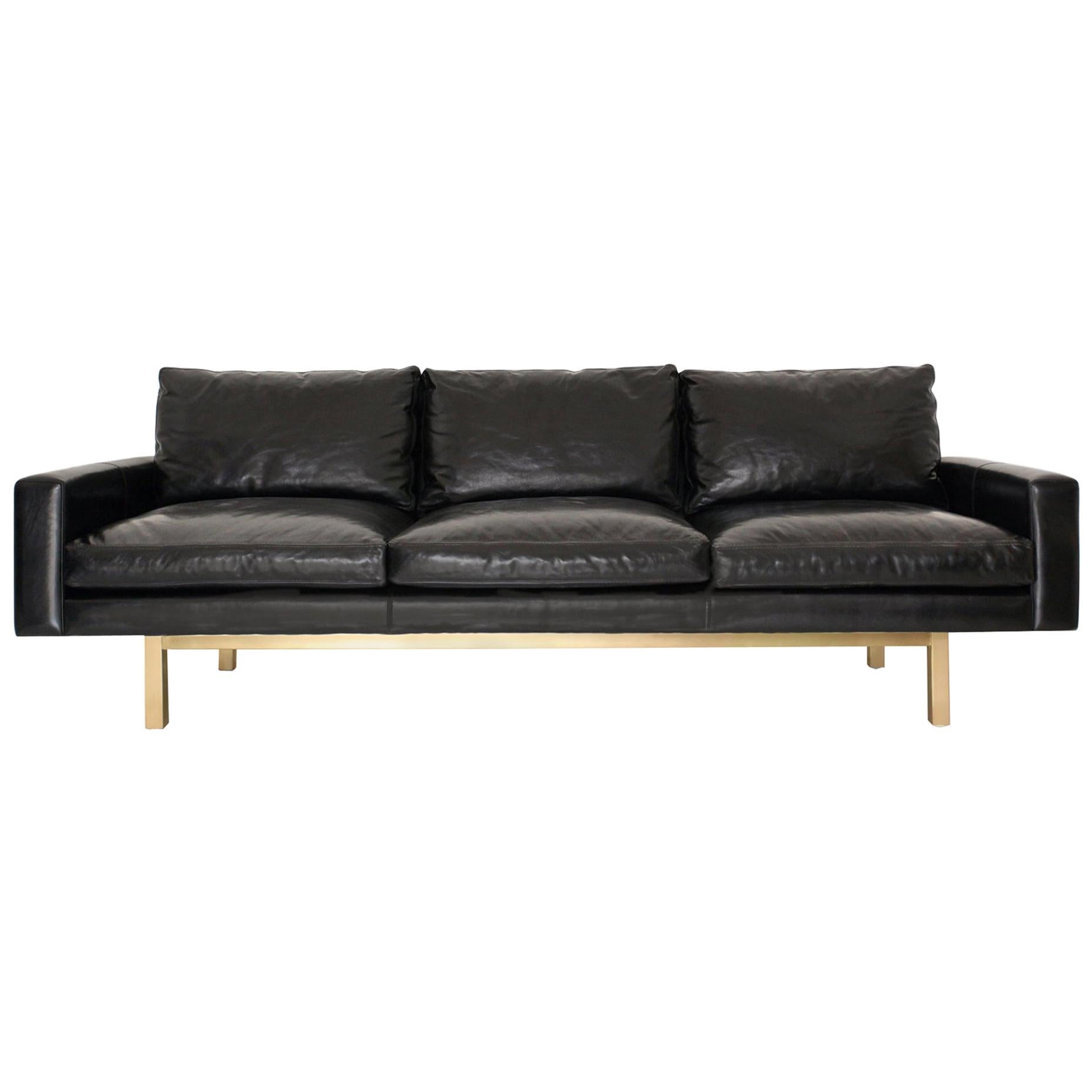 Grand canapé contemporain standard en cuir noir avec base en laiton