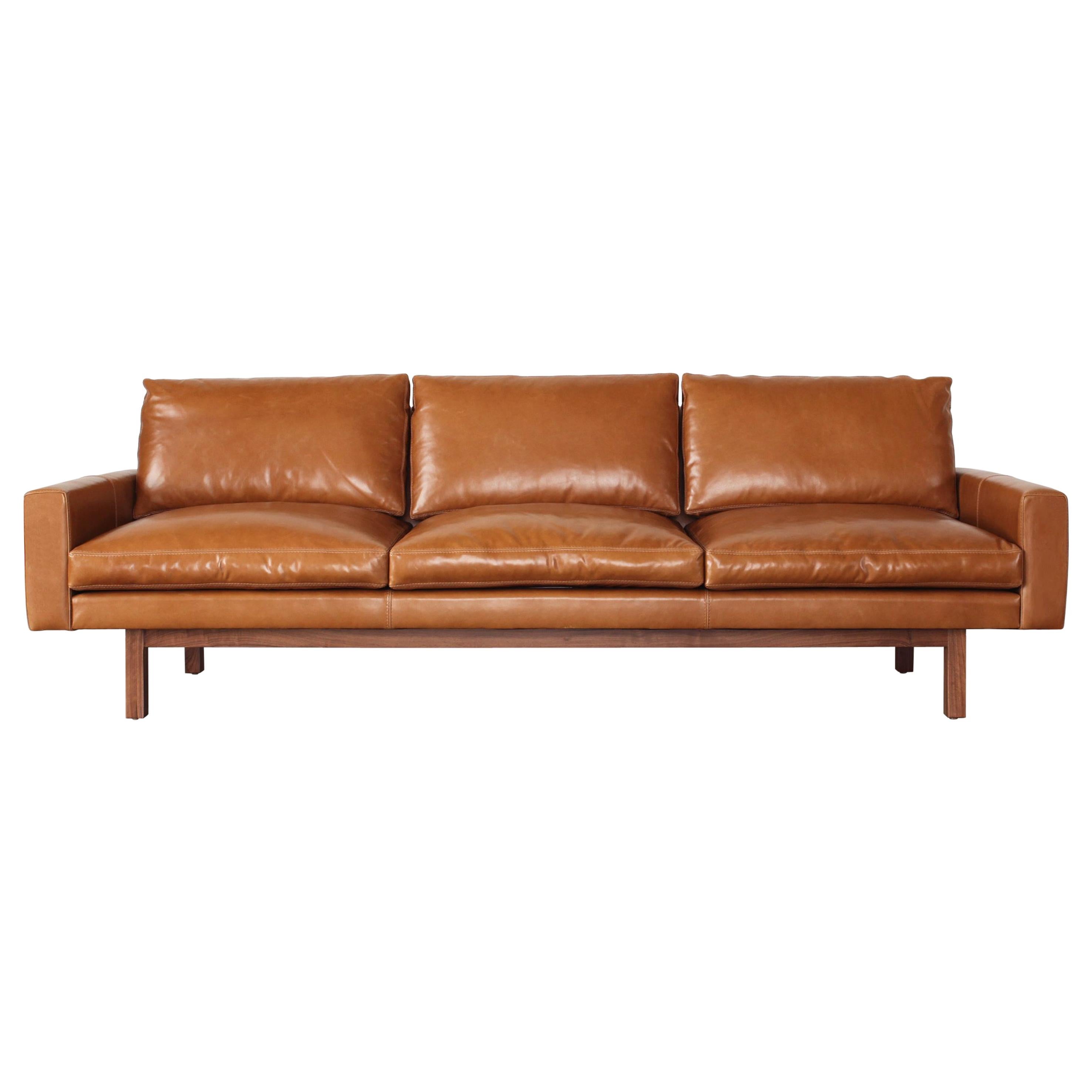 Zeitgenössisches großes Standard-Sofa aus Karamellleder mit Untergestell aus Nussbaumholz im Angebot