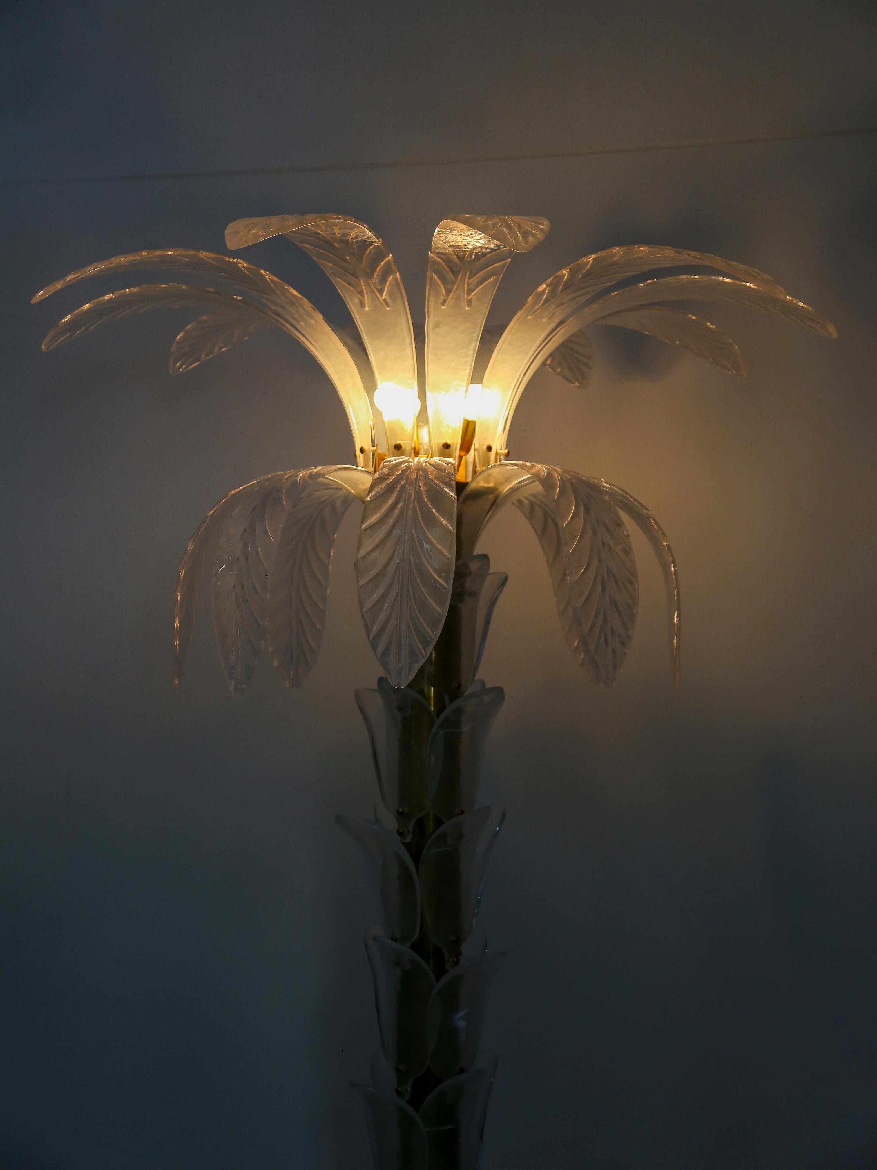 Grand lampadaire contemporain en verre de Murano blanc et laiton Palmier en vente 3