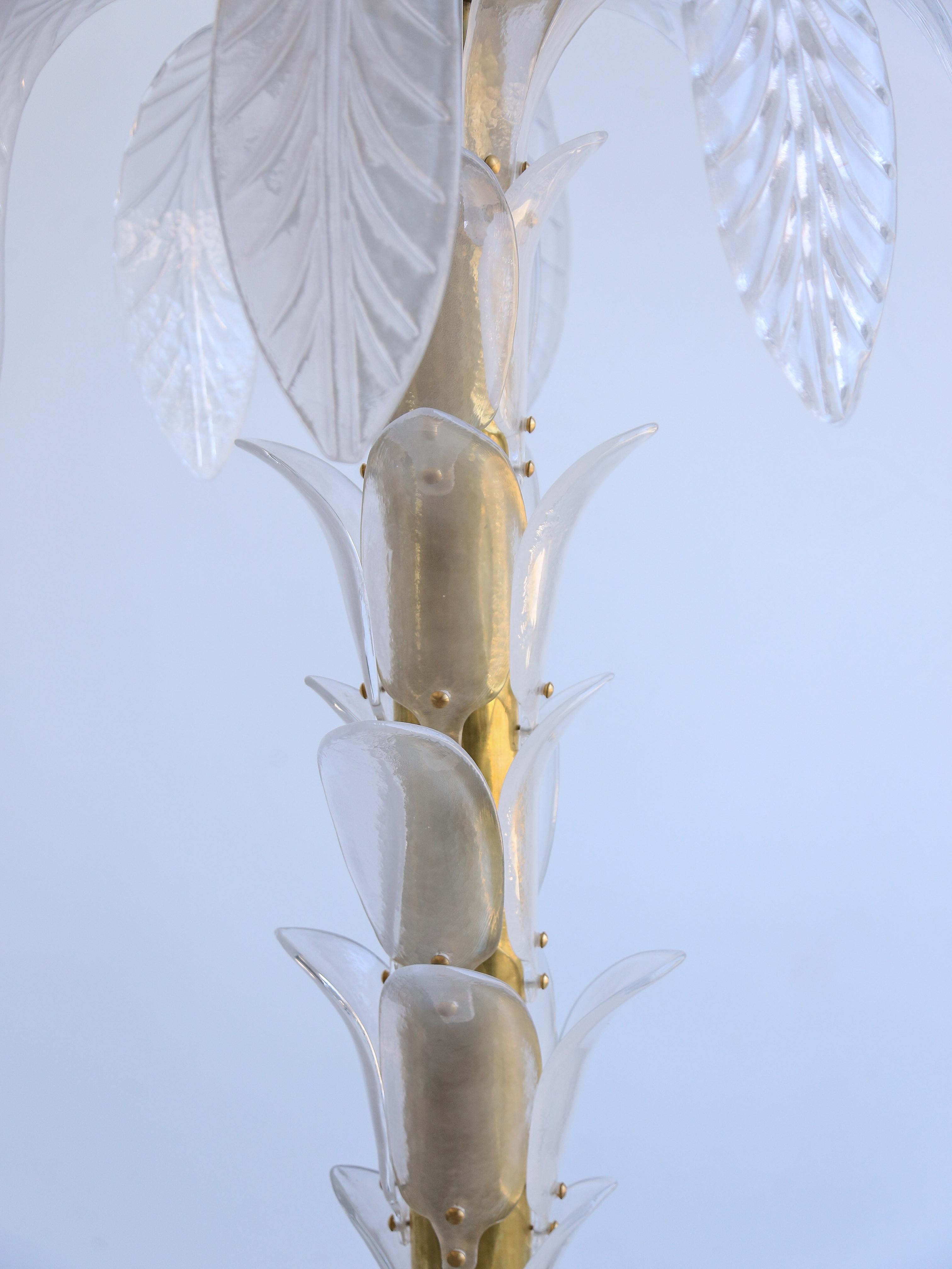 Laiton Grand lampadaire contemporain en verre de Murano blanc et laiton Palmier en vente