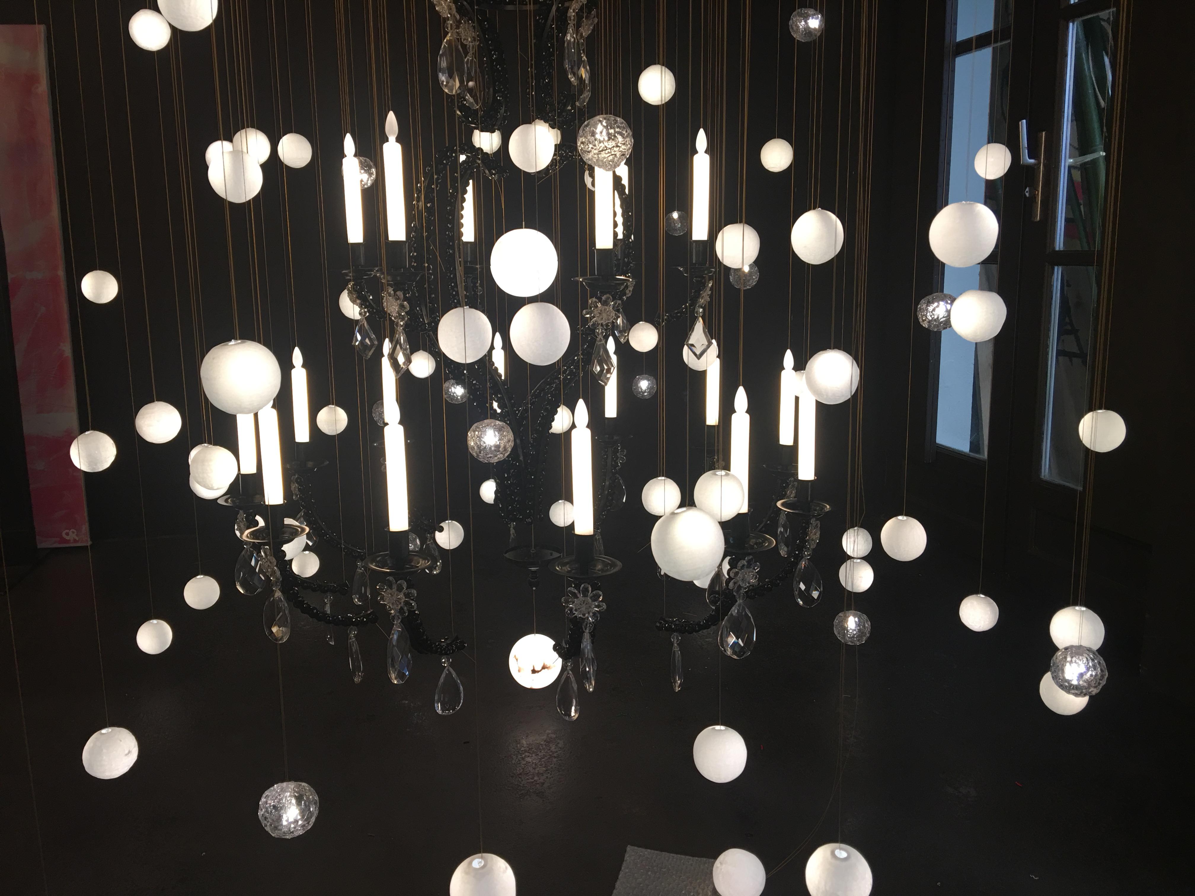 The Bespoke chandelier Le Merveilleux – Le black is designed by Sylvie Maréchal and by Jean Delisle and it is entirely manufactured in France. This chandelier is made in black painted steel and has 17 spheres in mouth blown glass, 64 spheres in