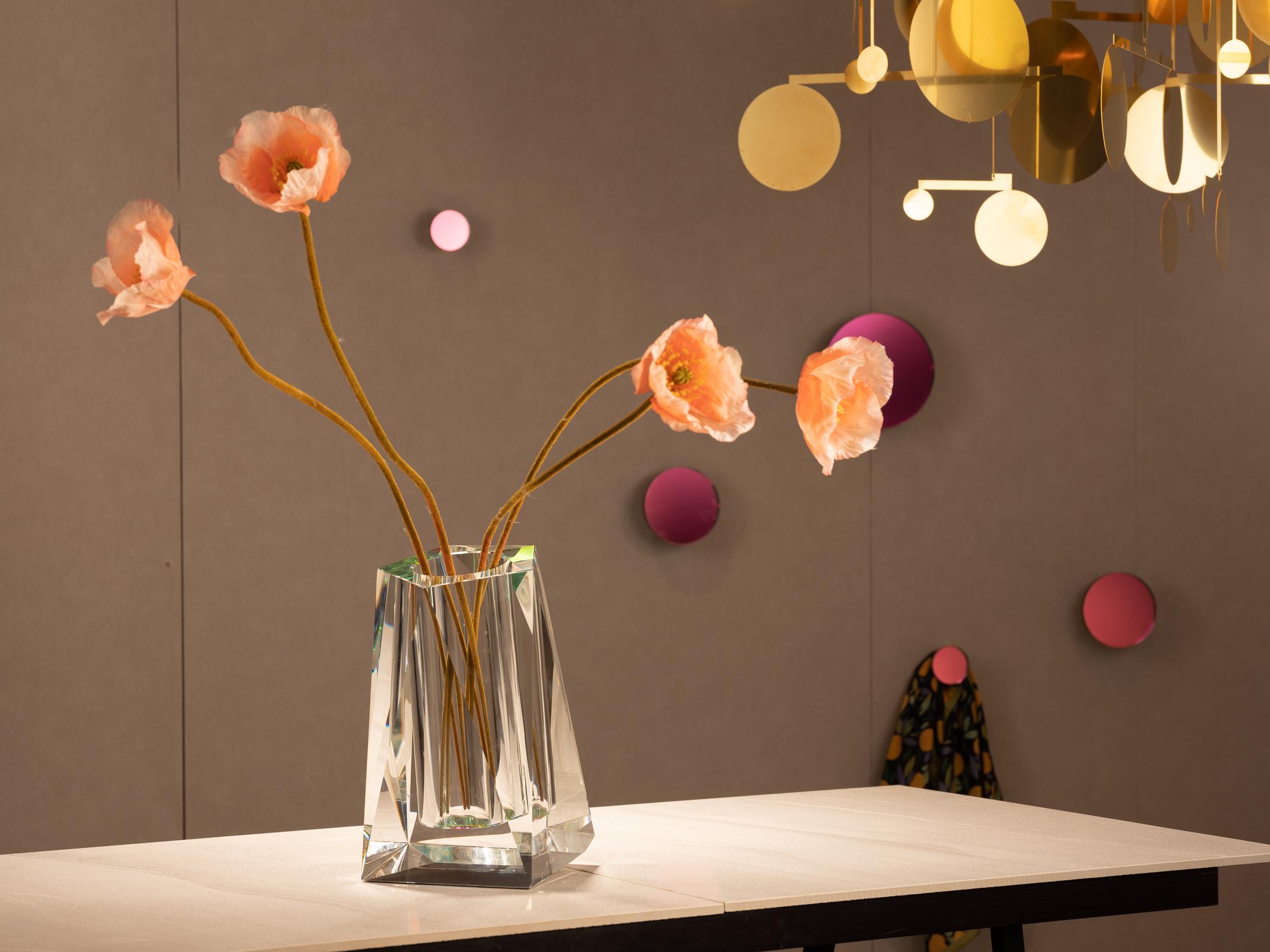 Moderne REGENBOGEN : Grand vase contemporain en cristal au plomb en vente