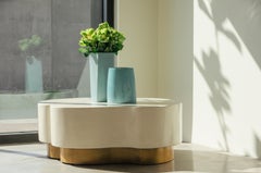 Mesa de Cocktail Contemporánea con Diseño de Hojas en Laca Crema y Latón de Robert Kuo