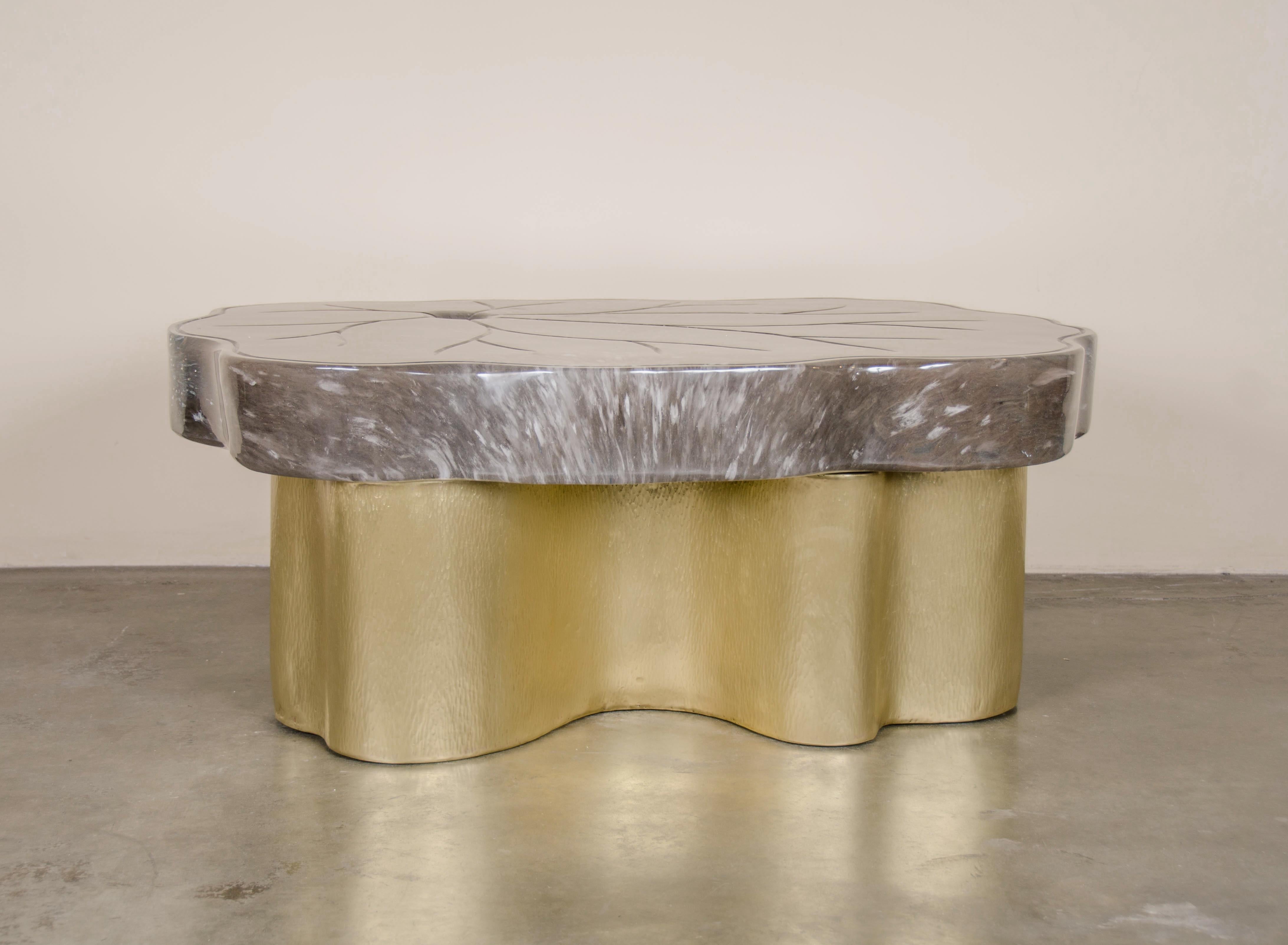 Table à cocktail Leaf Design/One 
Laiton
Repoussé à la main
Cristal fumé
Sculpté à la main
Édition limitée
REMARQUE : Les inclusions et la forme du cristal de fumée varient.
Chaque pièce est fabriquée individuellement et est unique. 

Le repoussé