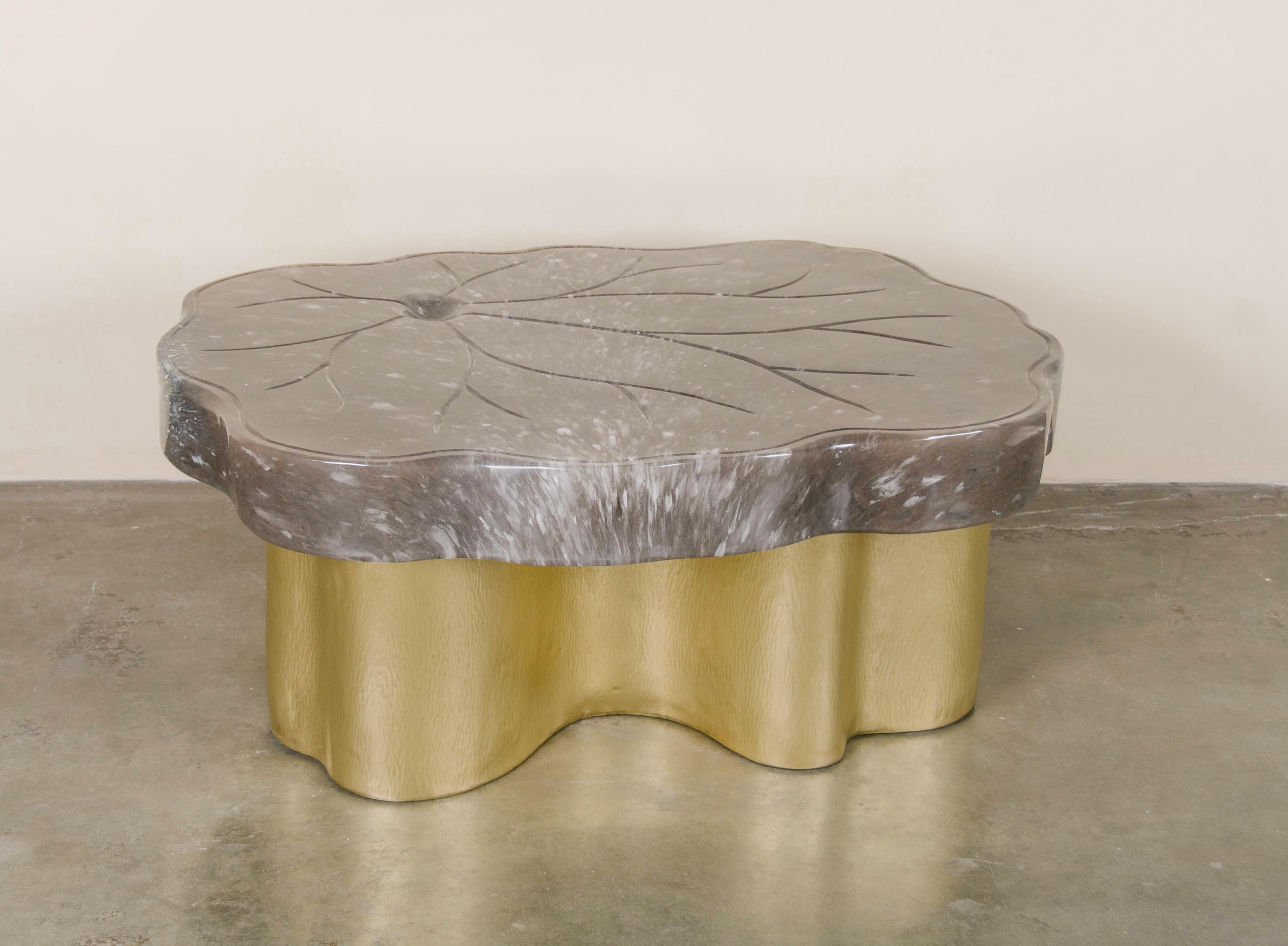 Table à Cocktail Contemporary Leaf Design en cristal fumé et laiton par Robert Theo Neuf - En vente à Los Angeles, CA