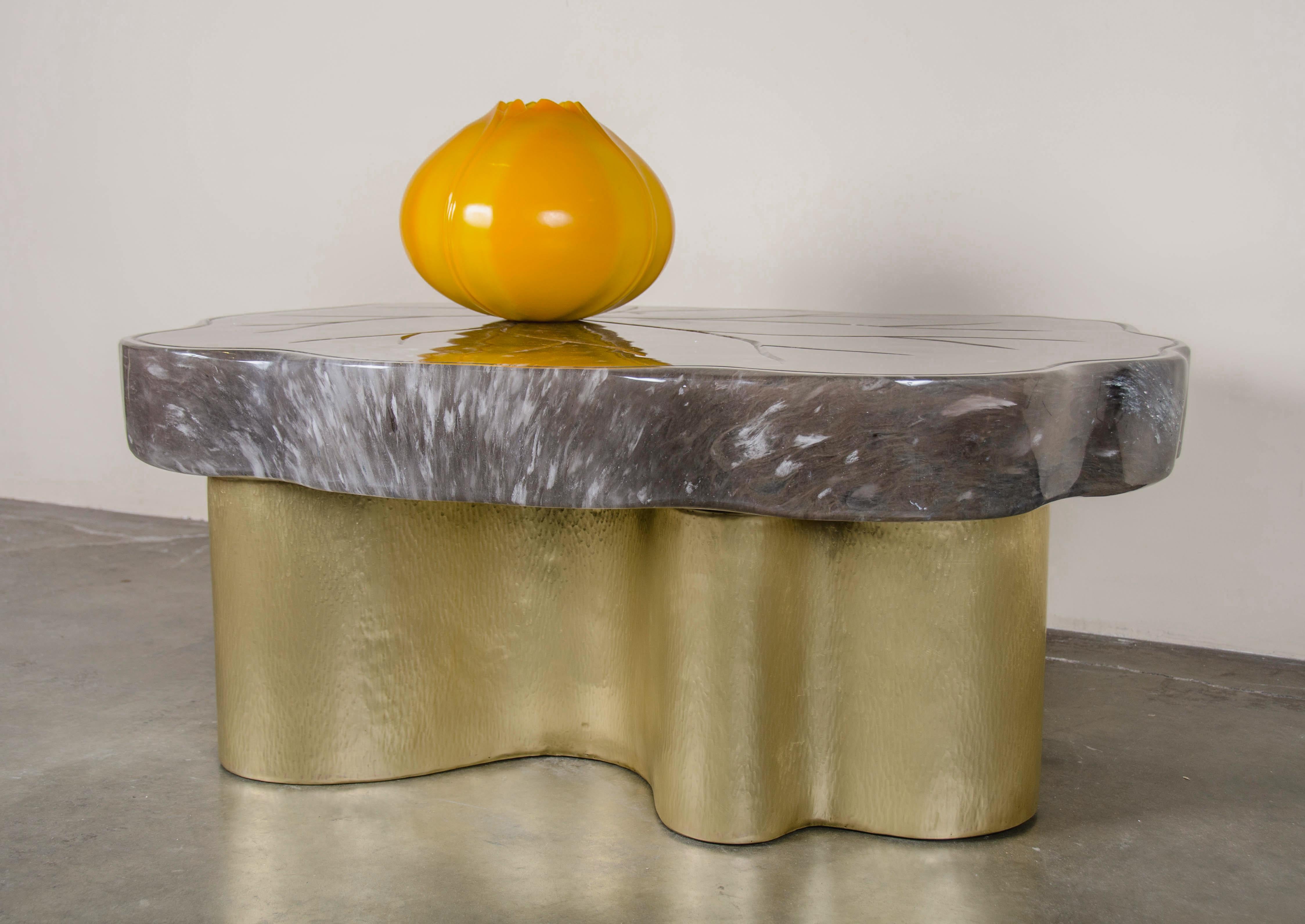 XXIe siècle et contemporain Table à Cocktail Contemporary Leaf Design en cristal fumé et laiton par Robert Theo en vente