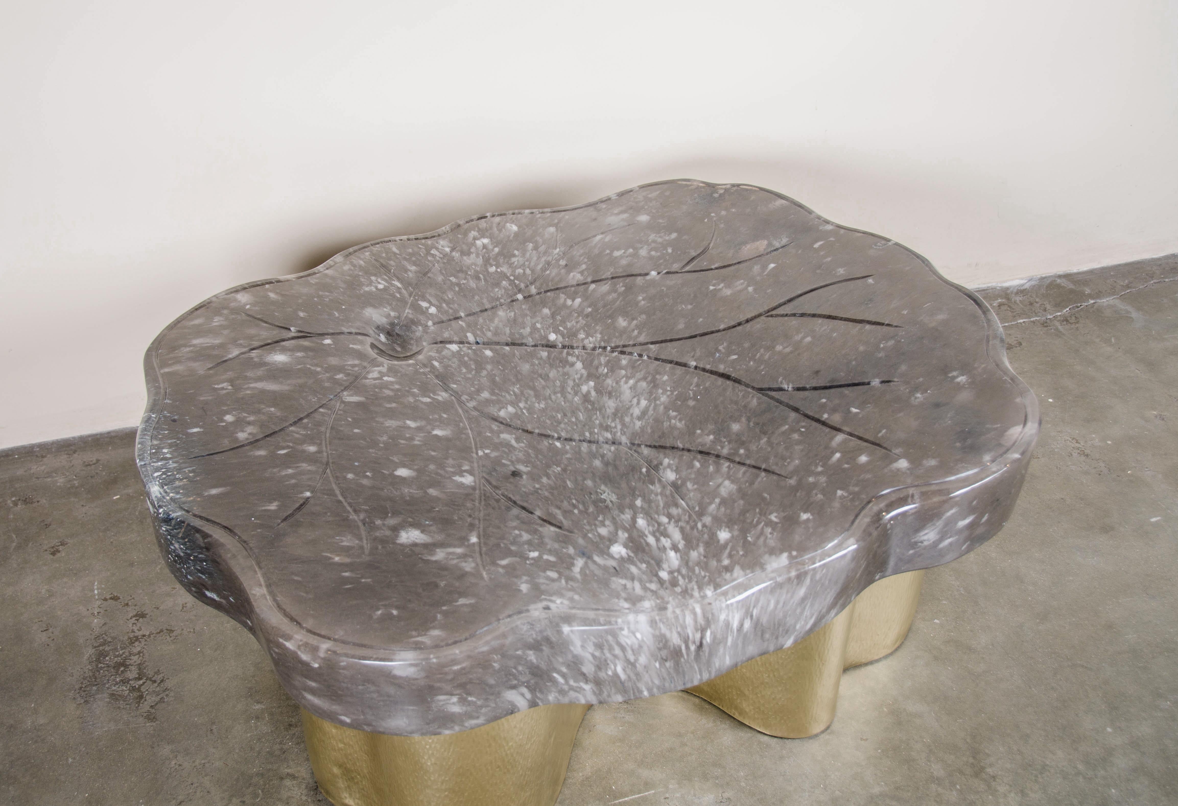 Table à Cocktail Contemporary Leaf Design en cristal fumé et laiton par Robert Theo en vente 1