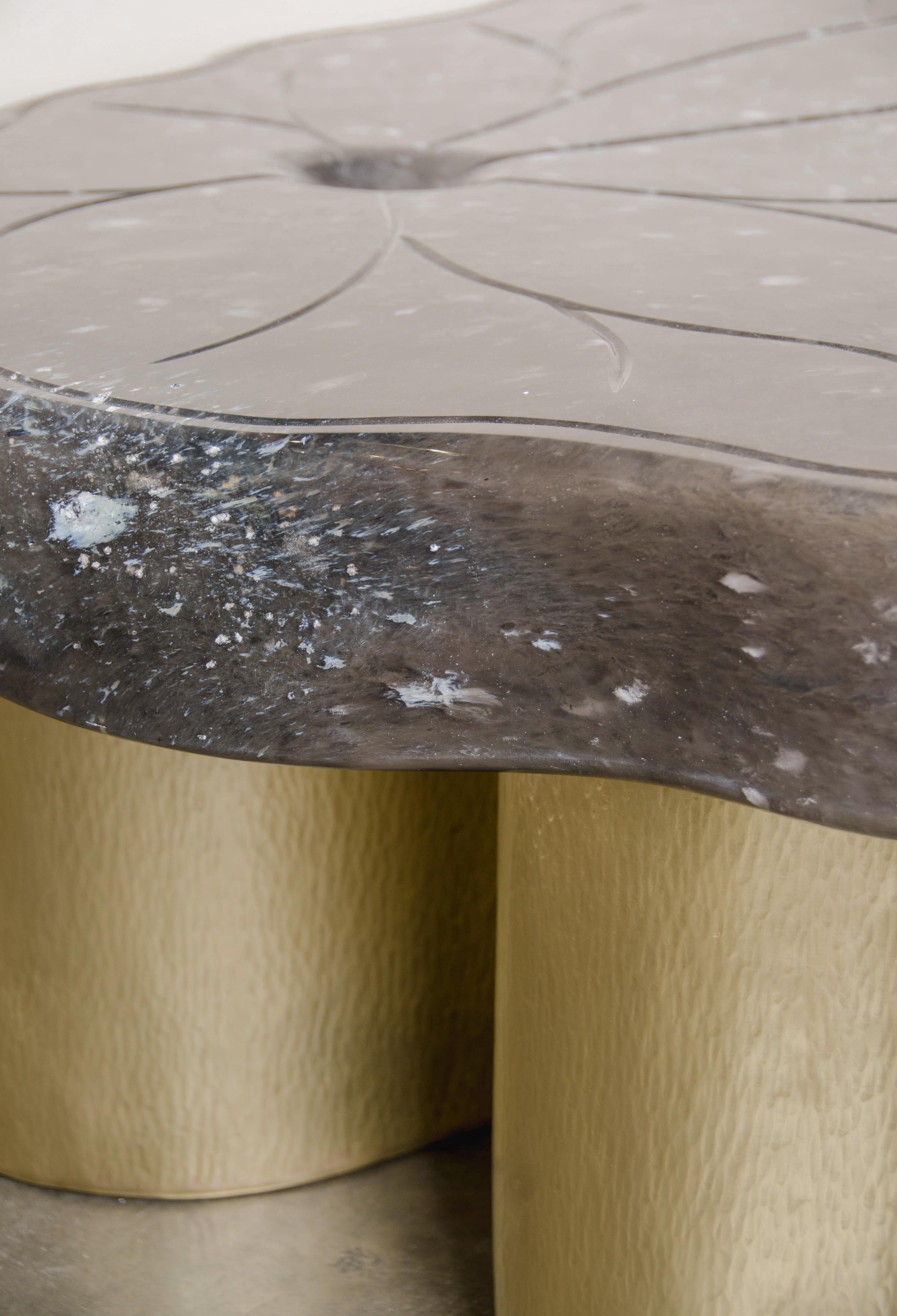Table à Cocktail Contemporary Leaf Design en cristal fumé et laiton par Robert Theo en vente 2