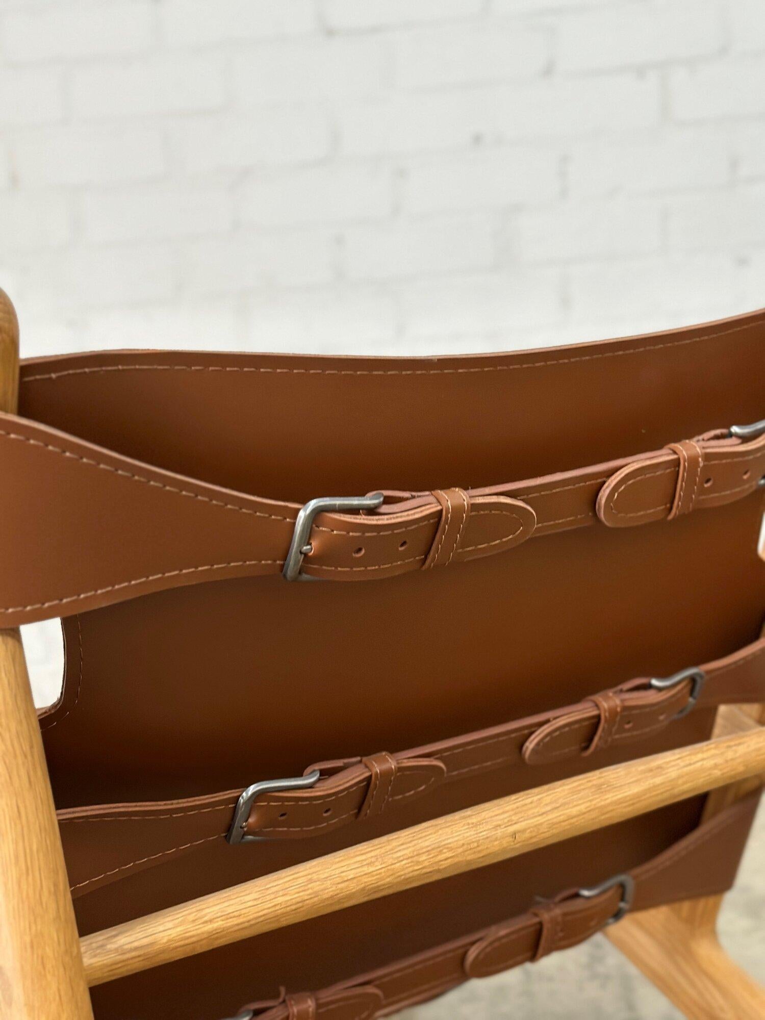 Contemporary leather and oak lounger For Sale 5