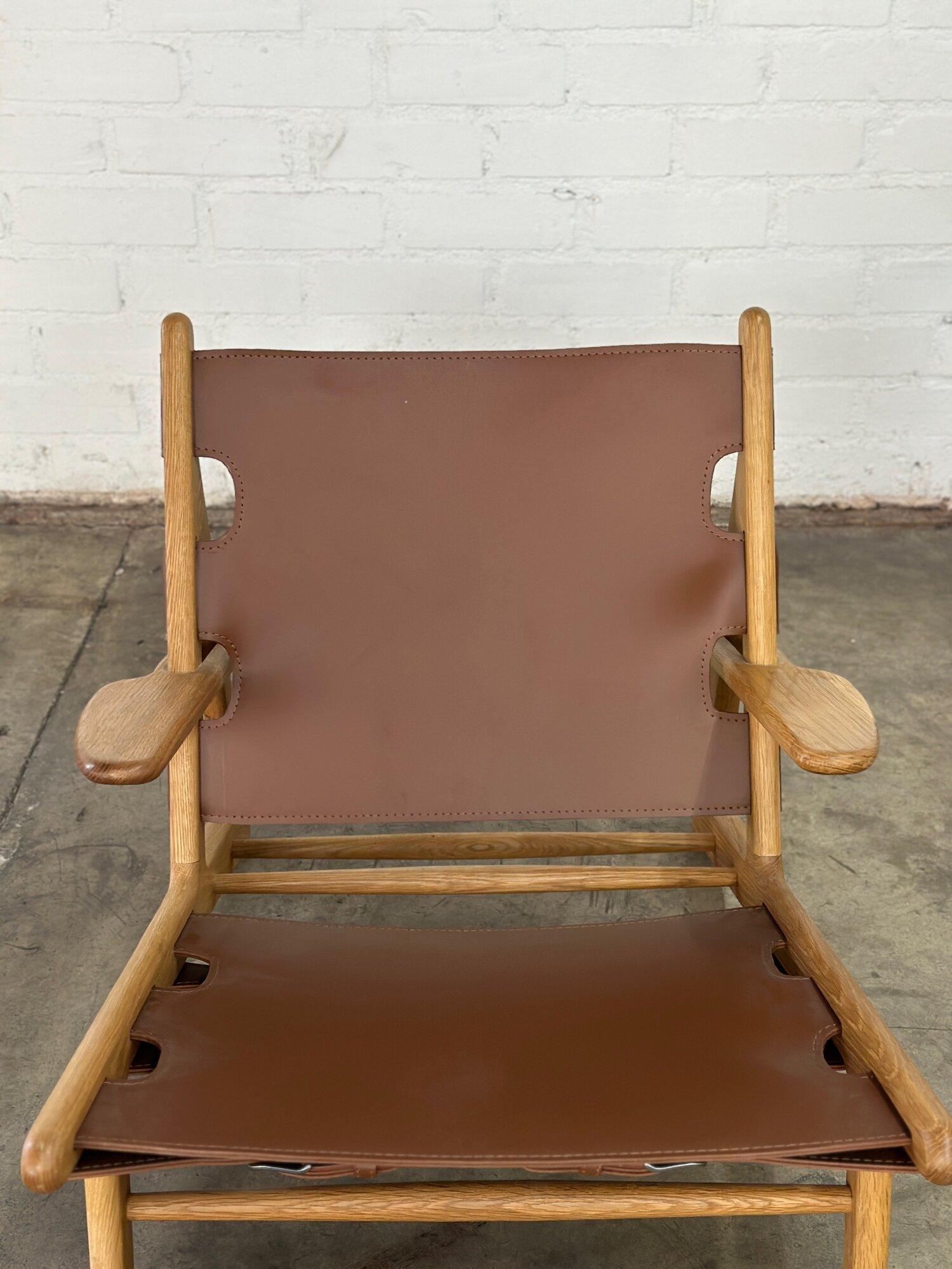 Contemporary leather and oak lounger For Sale 7