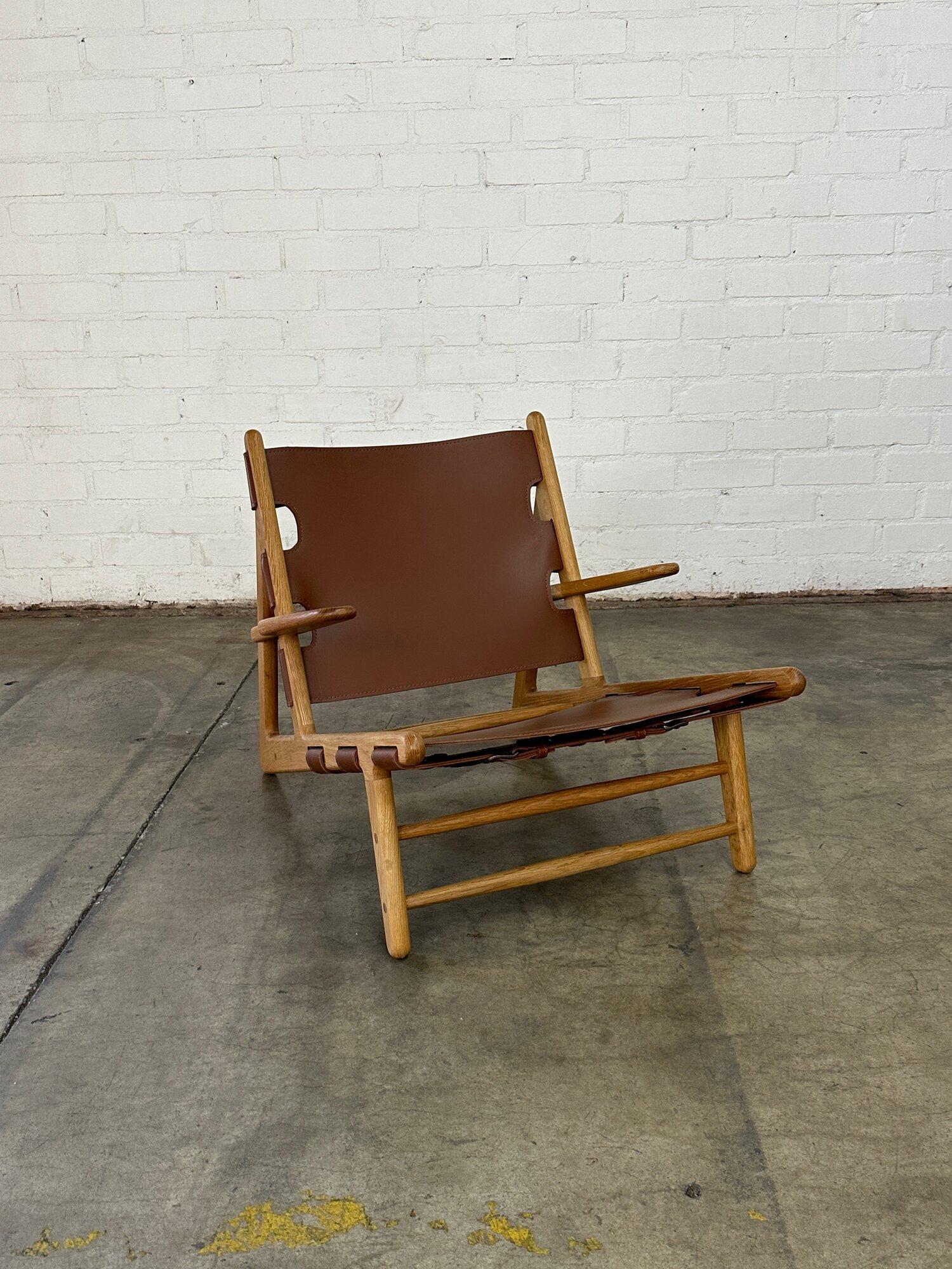 Contemporary leather and oak lounger For Sale 9