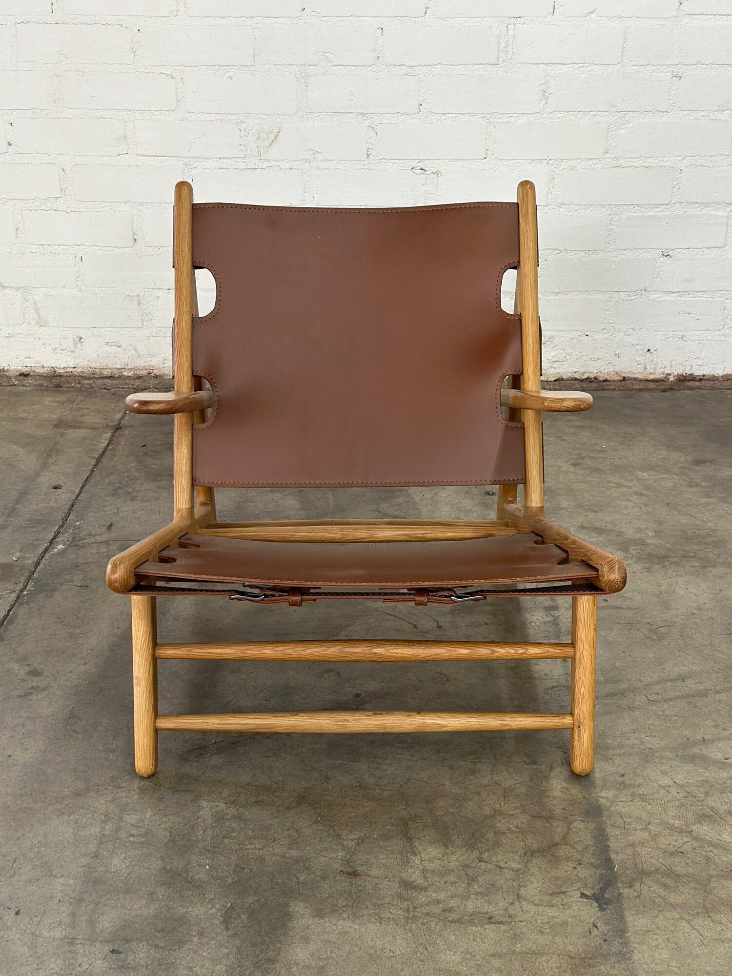 Mid-Century Modern Contemporary leather and oak lounger For Sale