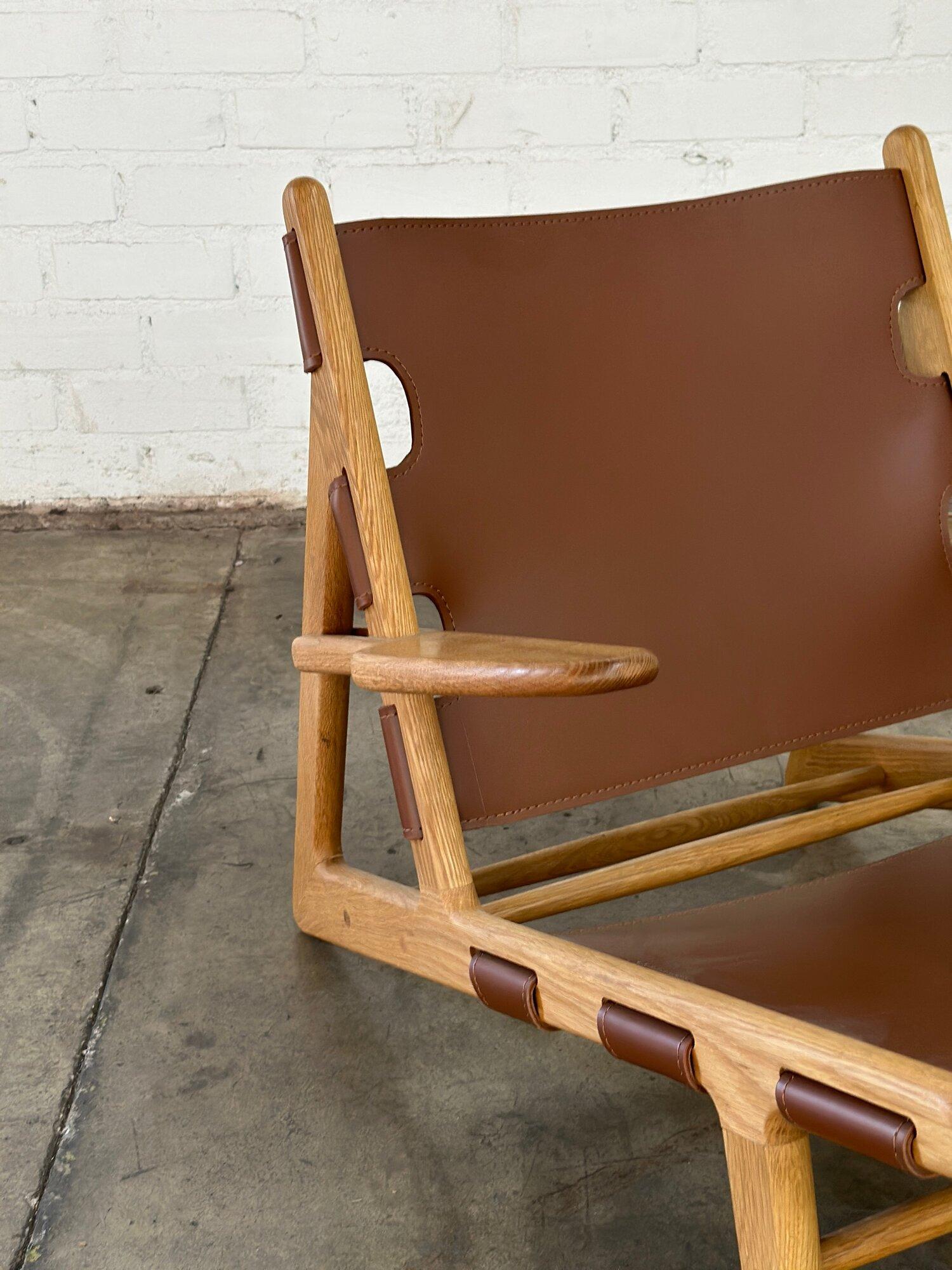 Contemporary leather and oak lounger In Good Condition For Sale In Los Angeles, CA