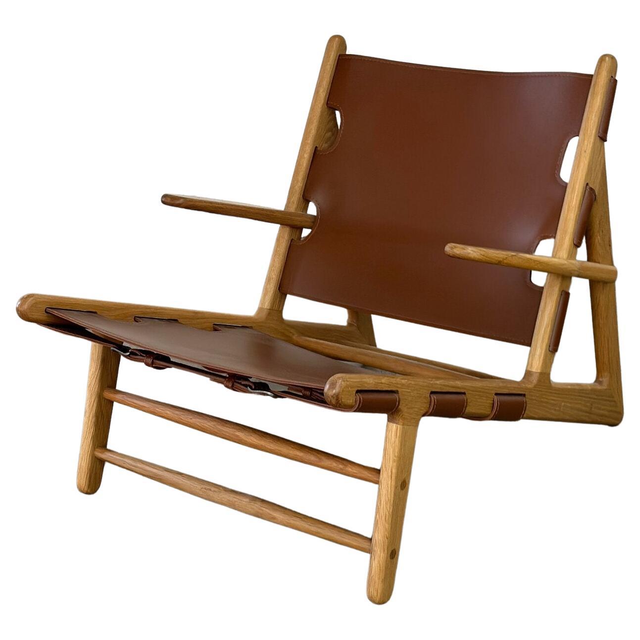 Contemporary leather and oak lounger For Sale